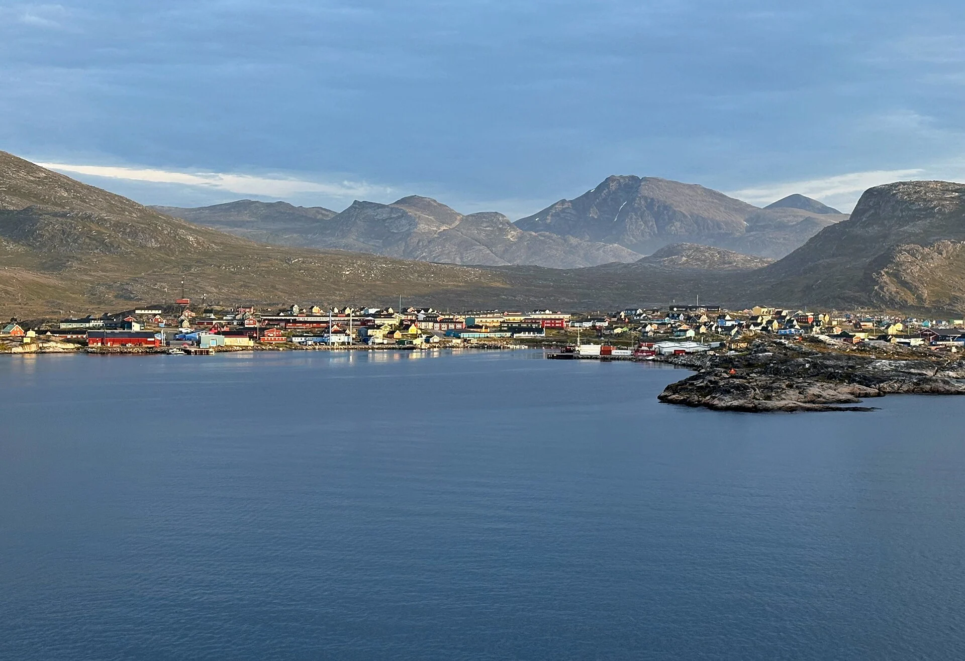 Nanortalik am Wasser, dahinter die Berge Südgrönlands