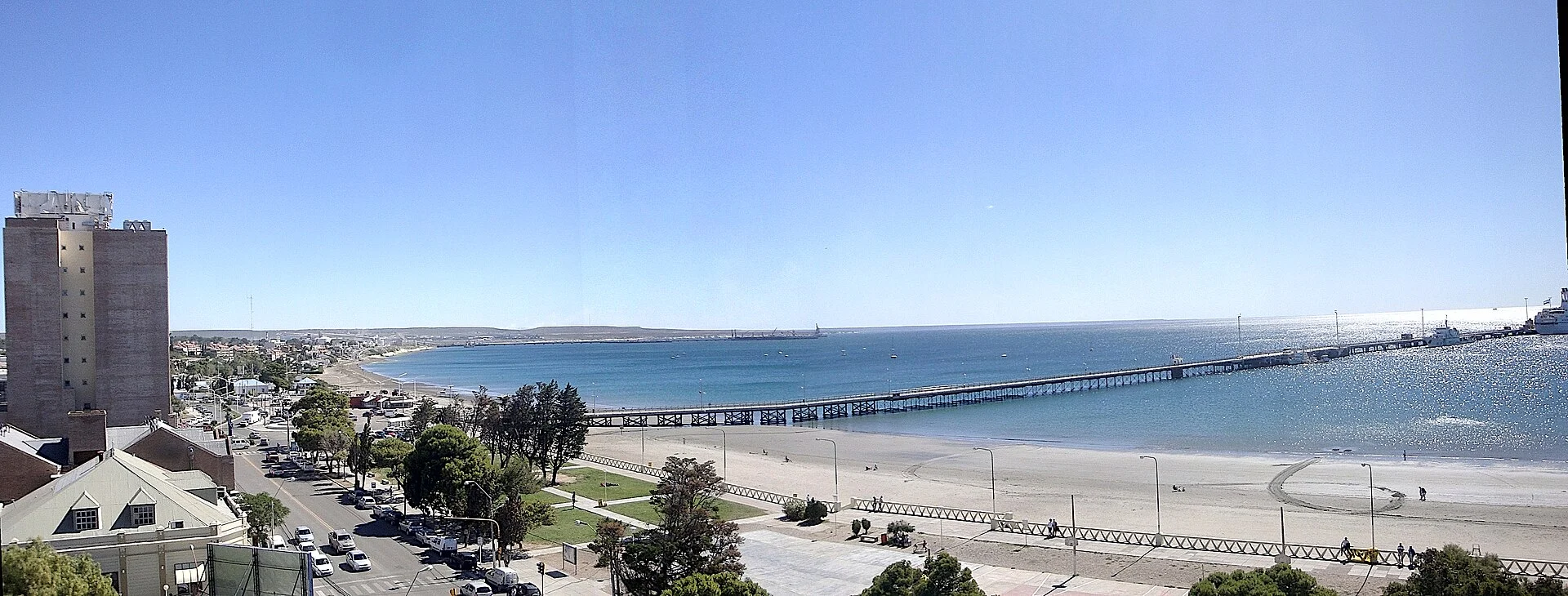 Die Bucht von Puerto Madryn mit Strand und Seebrücke