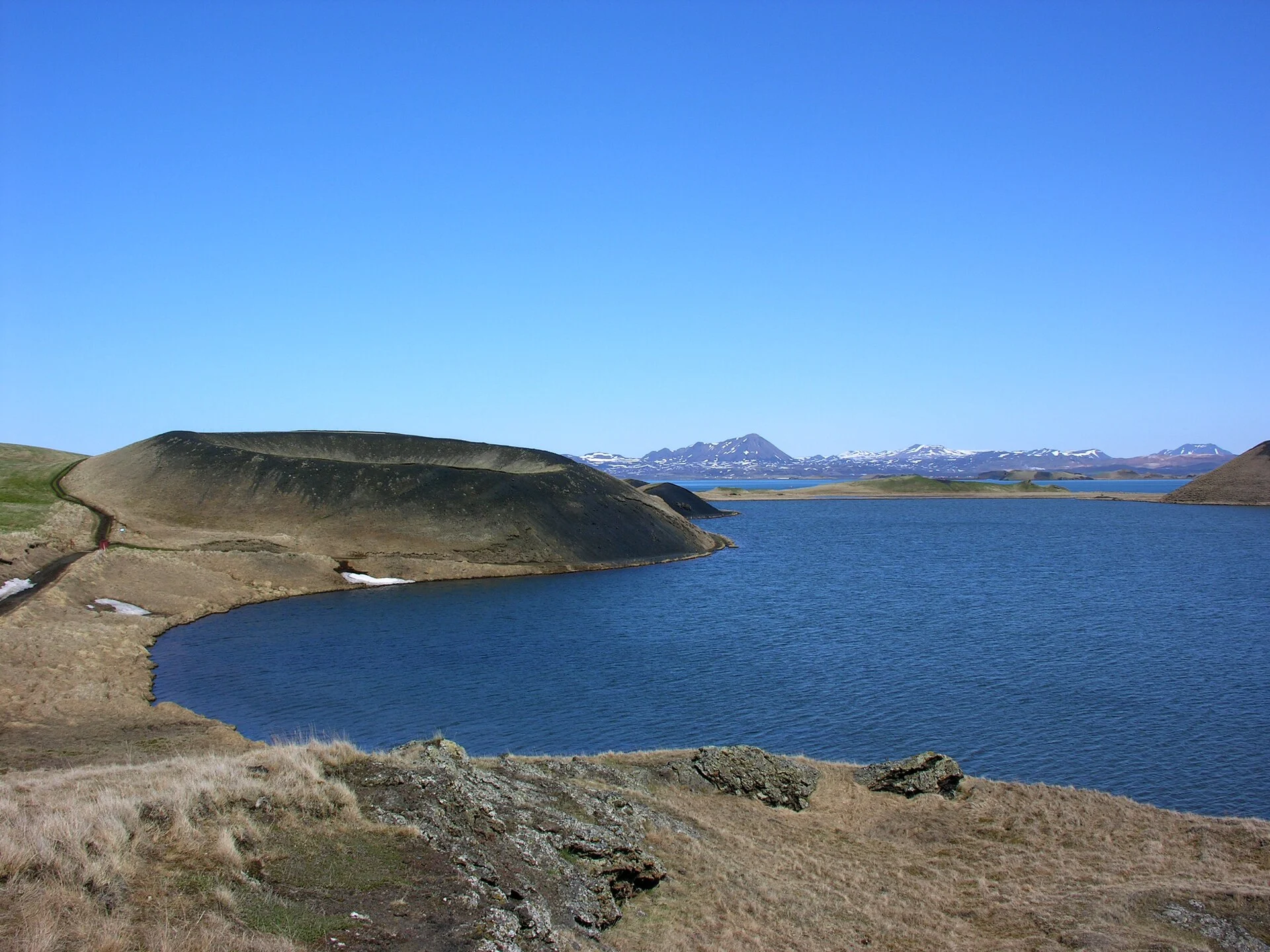 Der Mývatn mit Kraterkegel am Ufer