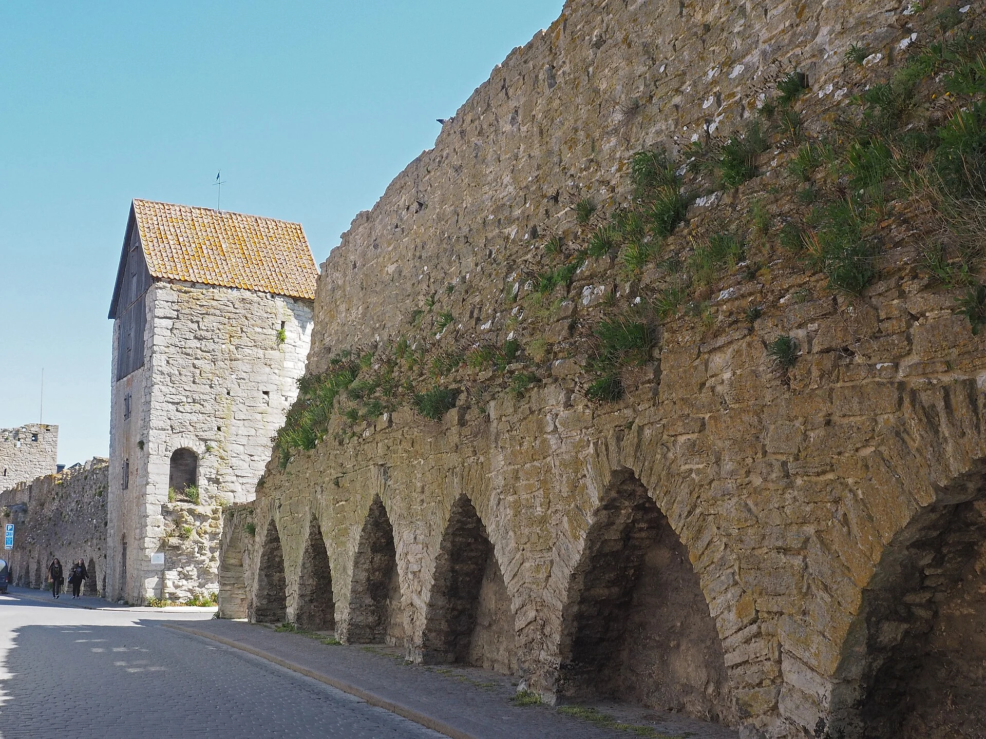 Die mittelalterliche Ringmauer von Visby mit ihren Blendbögen und dem Sattelturm am Skolporten.
