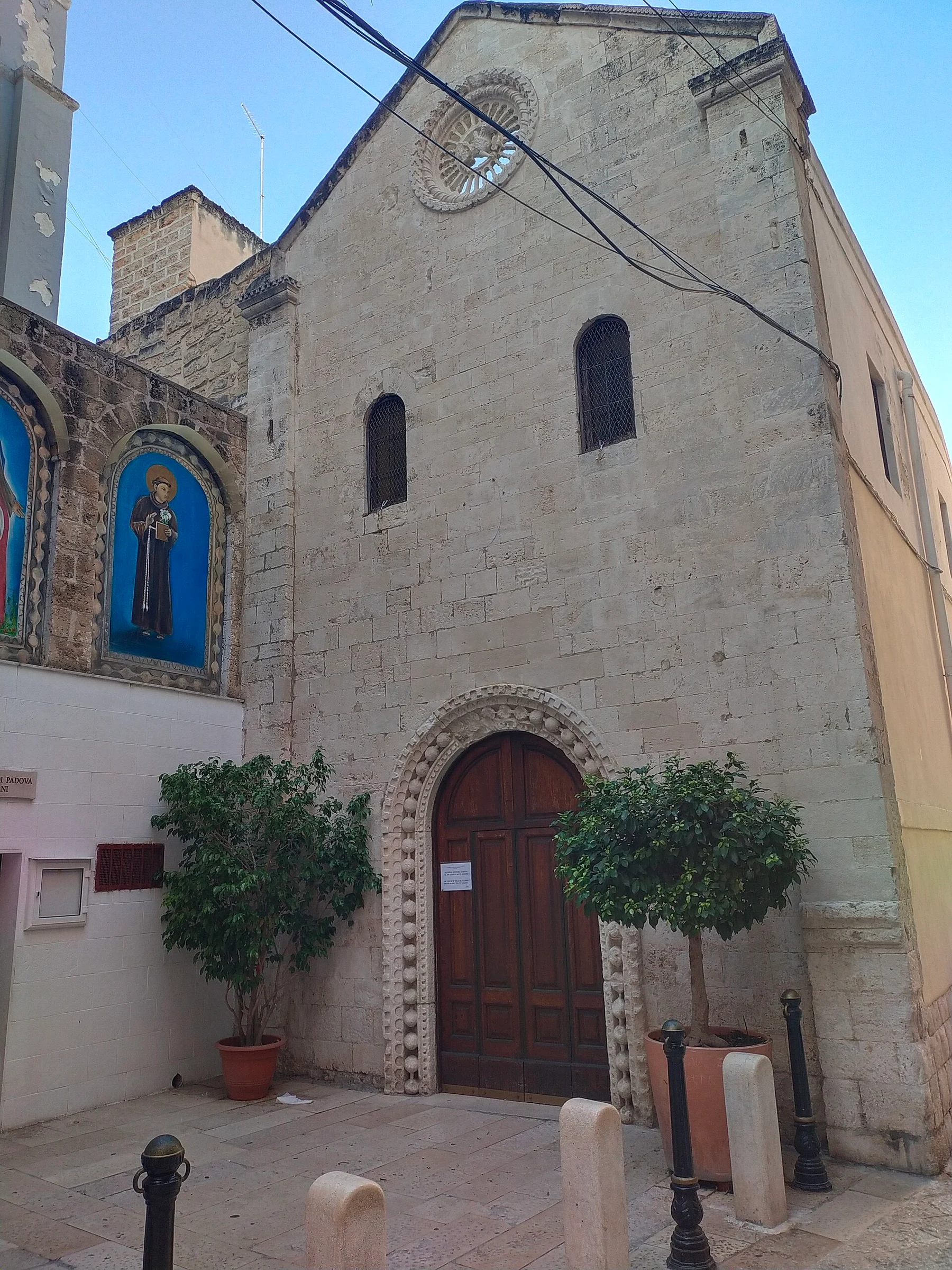 Schlichte Steinfassade der Kirche San Marco dei Veneziani mit Rosette und Rundbogenportal in der Altstadt Bari Vecchia.