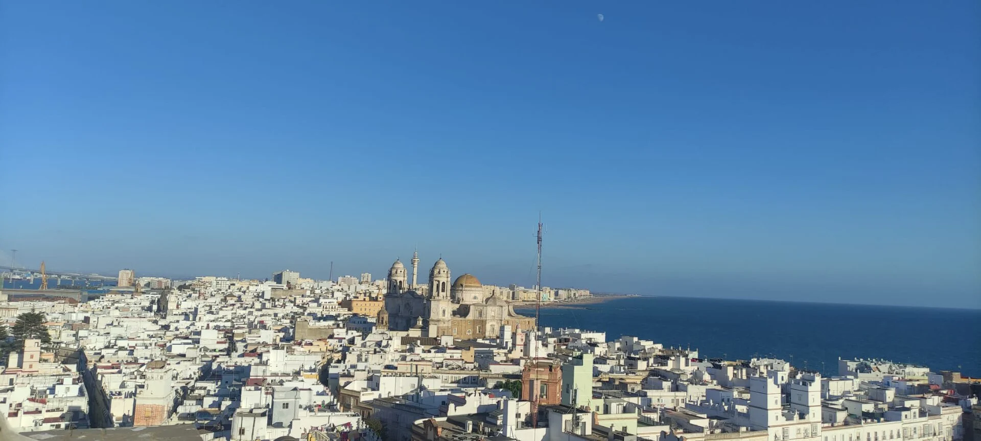 Blick vom Torre Tavira über die Dächer von Cádiz zur Kathedrale