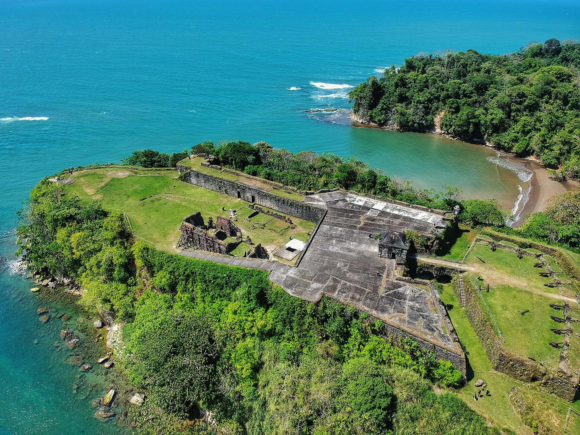 Luftbild von Fort San Lorenzo über der Mündung des Rio Chagres