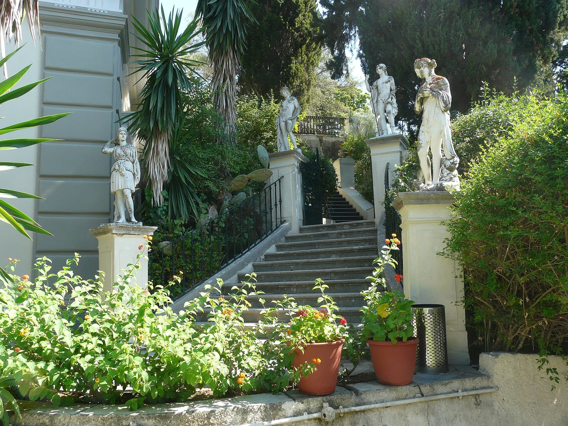 Freitreppe mit antikisierenden Statuen im Garten des Achilleion südlich von Korfu-Stadt.