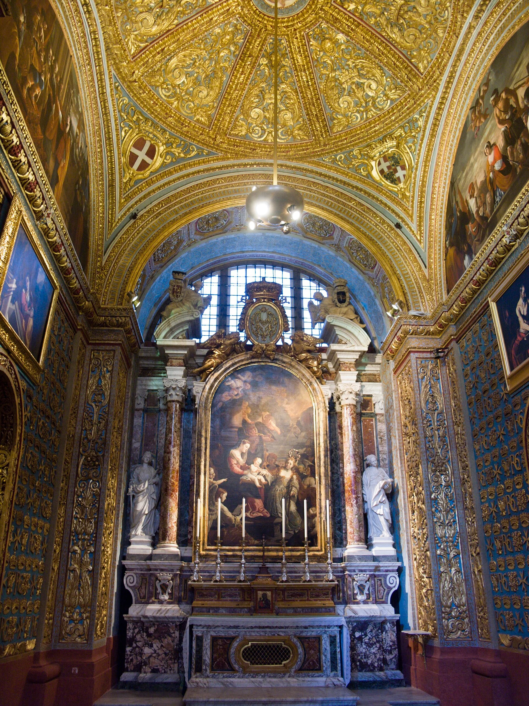 Der vergoldete Innenraum der St. John’s Co-Cathedral in Valletta mit Altarbild