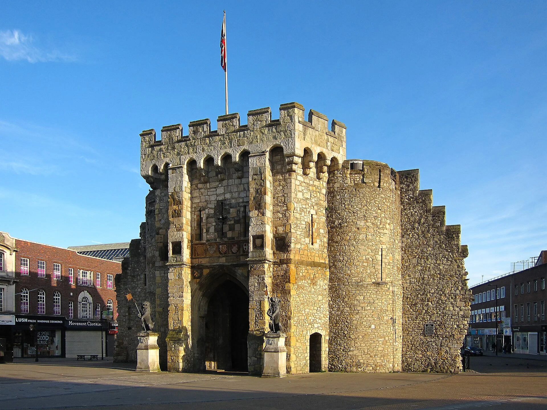 Das mittelalterliche Stadttor Bargate im Zentrum von Southampton, Großbritannien, von Nordwesten gesehen.