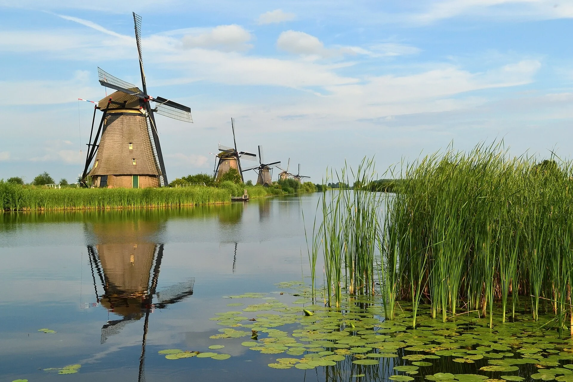 Windmühlen aus dem 18. Jahrhundert am Kanal in Kinderdijk