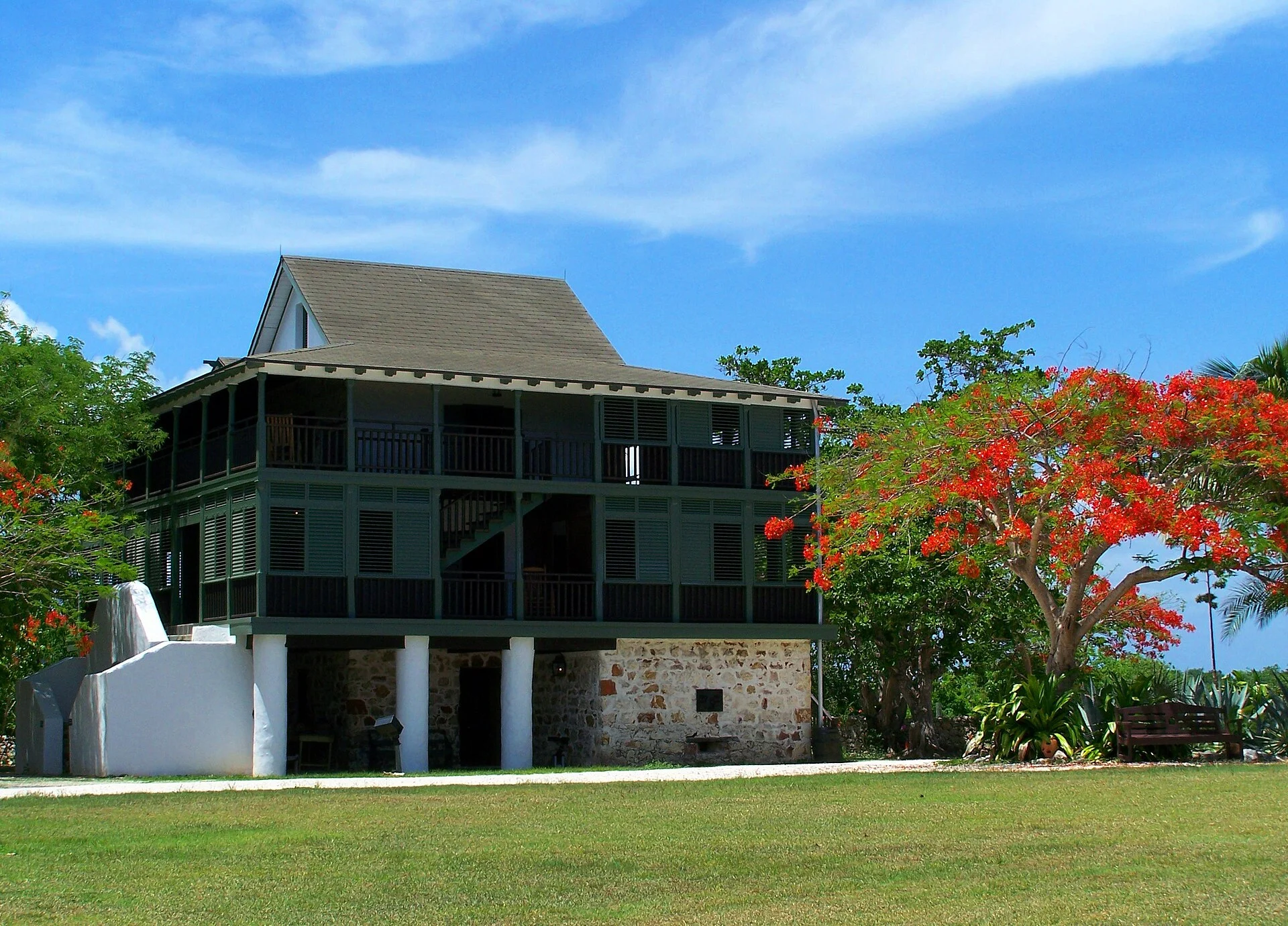 Das Steinhaus Pedro St. James auf Grand Cayman mit Veranden und Flammenbaum
