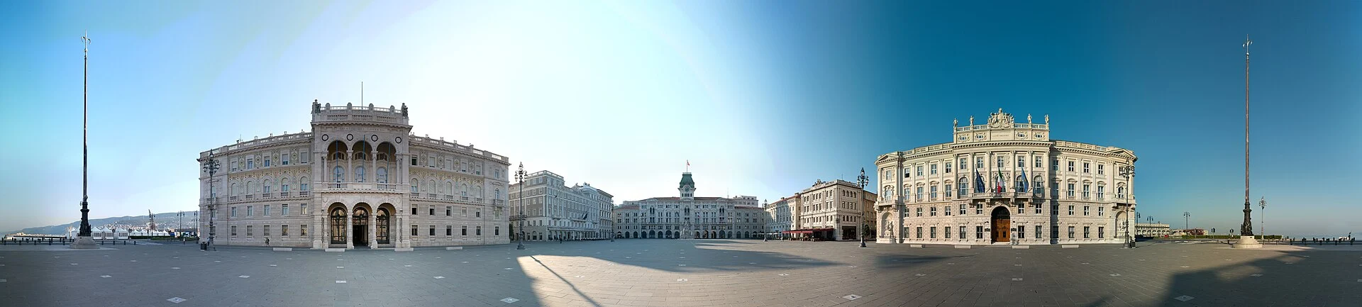 360°-Panorama der Piazza Unità d'Italia in Triest im Morgenlicht mit den umgebenden Palästen und dem Rathaus.