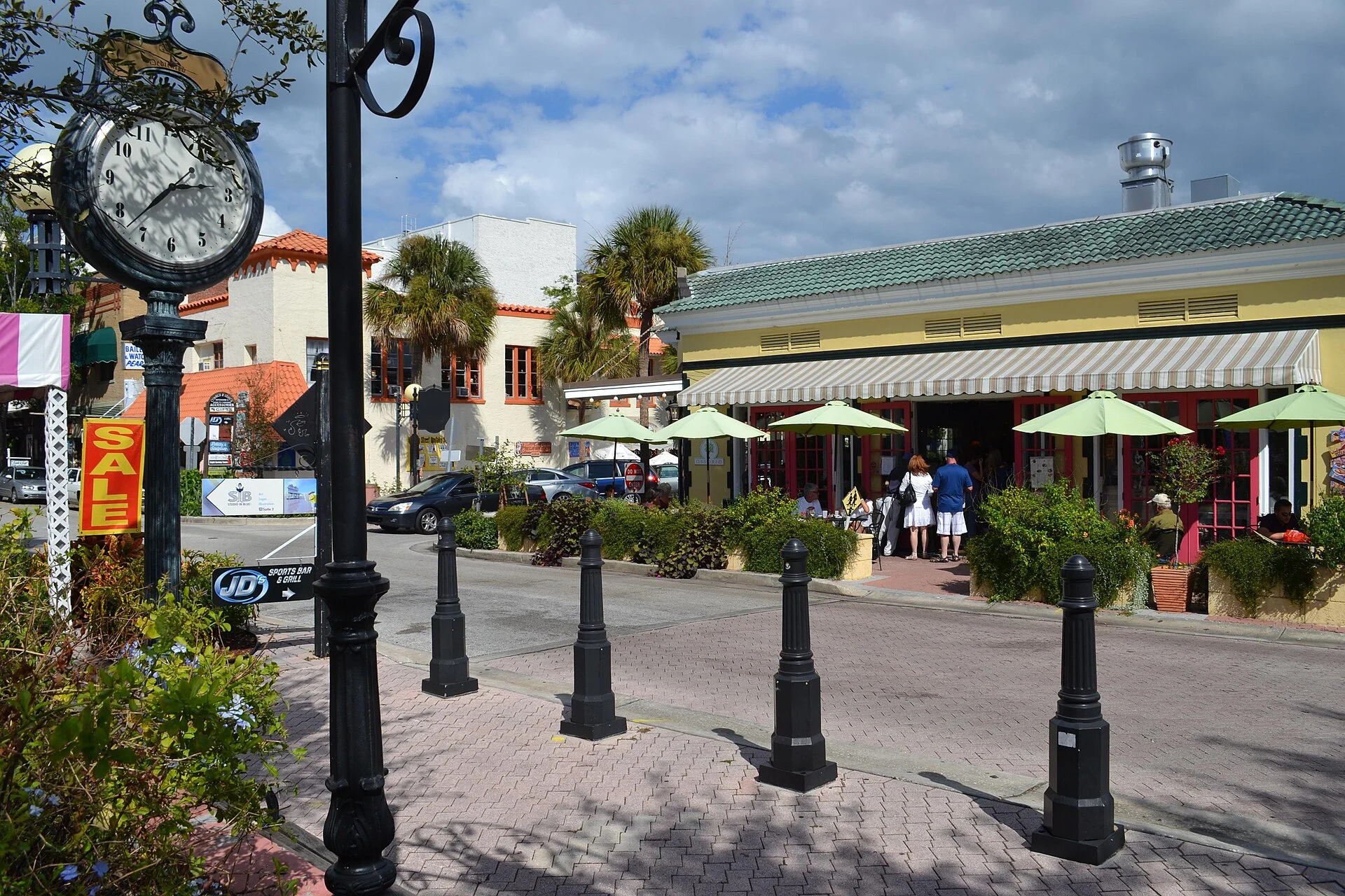 Die Uhr und die Arkaden im historischen Cocoa Village in Florida