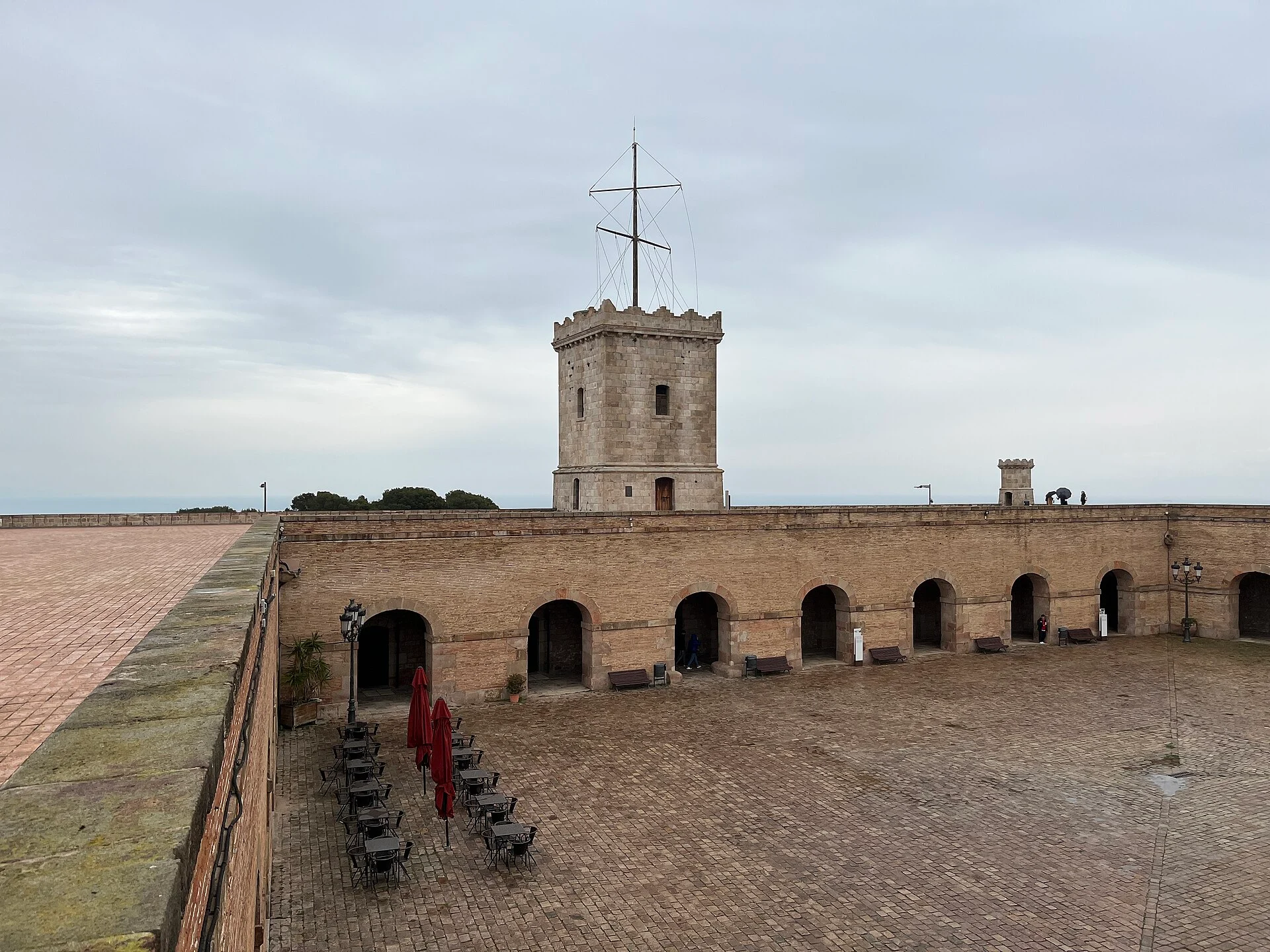 Zentraler Turm und Arkadenhof des Castell de Montjuïc in Barcelona.