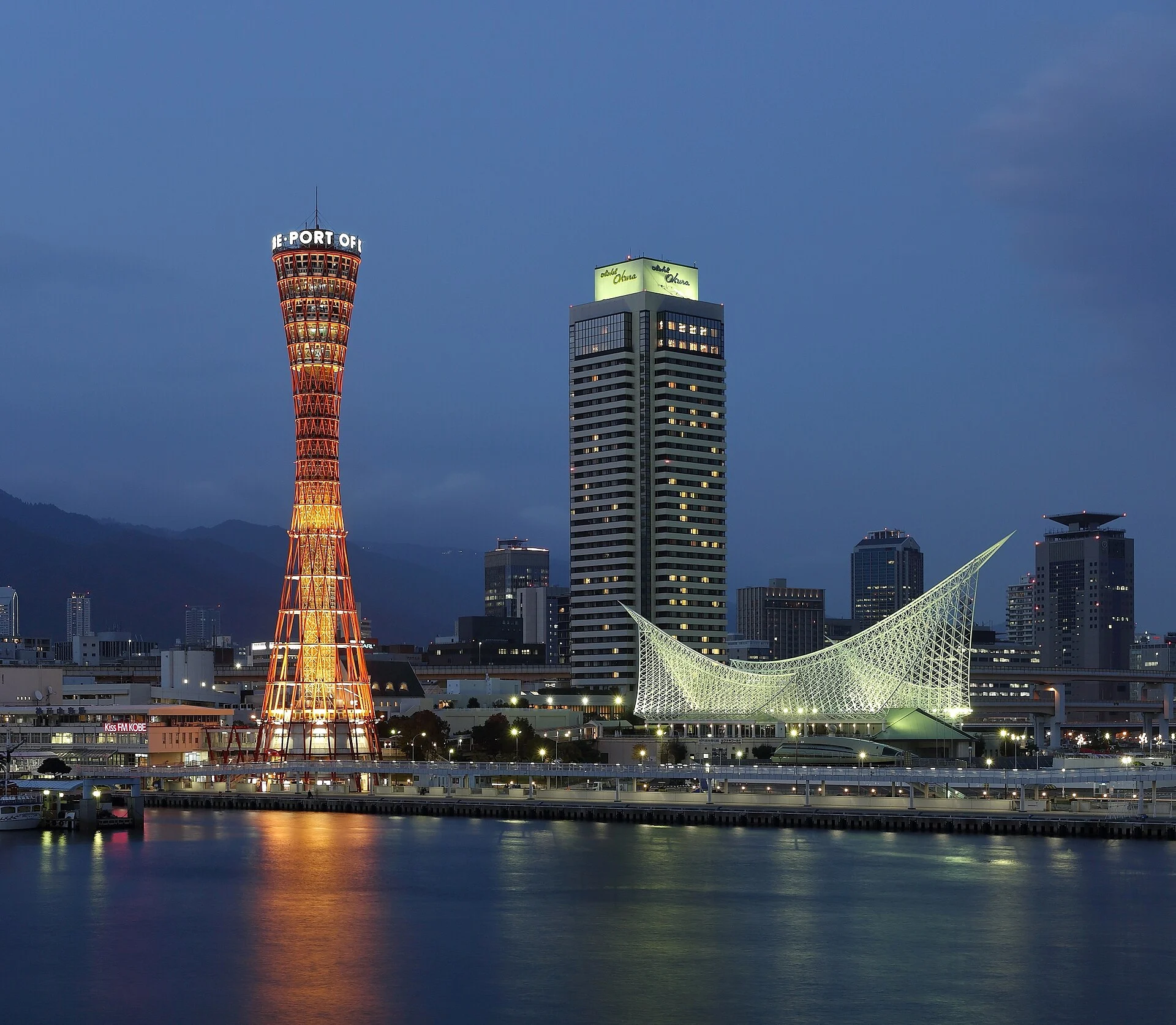 Der Port Tower von Kobe bei Nacht