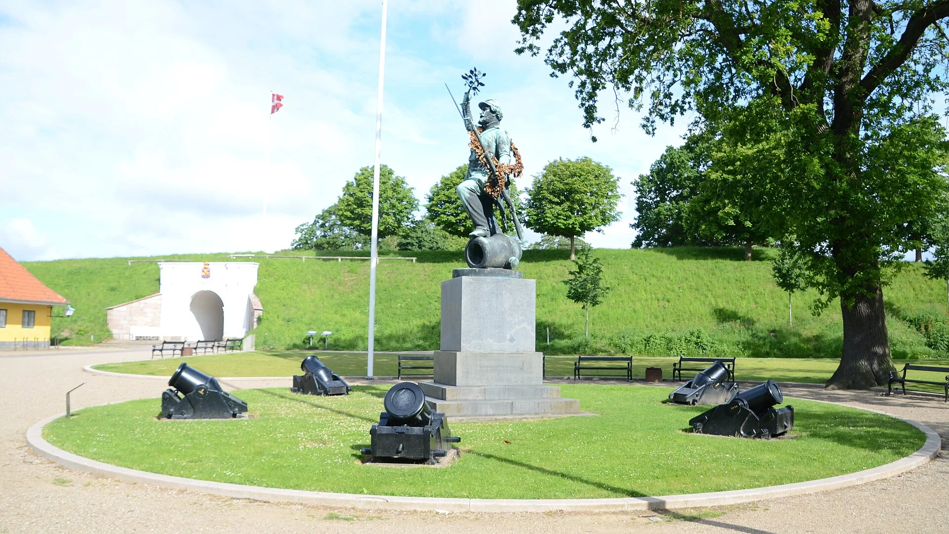 Das Denkmal Den Tapre Landsoldat in Fredericia mit Kanonen und Stadttor