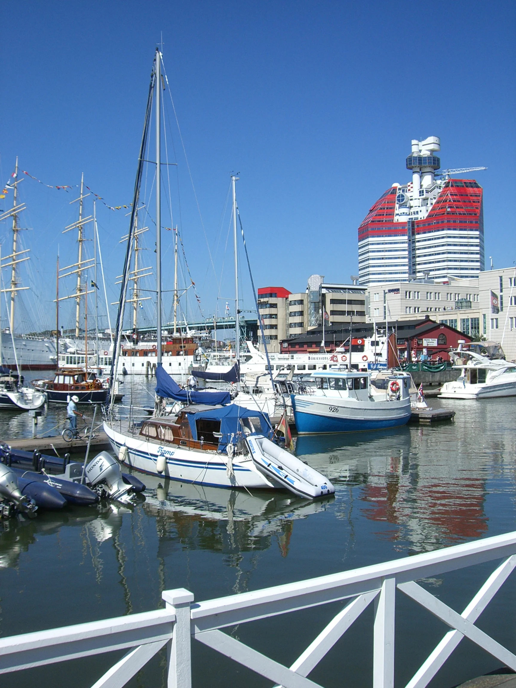 Segelboote und Fischerboote im Hafen von Göteborg, dahinter der Turm Läppstiftet