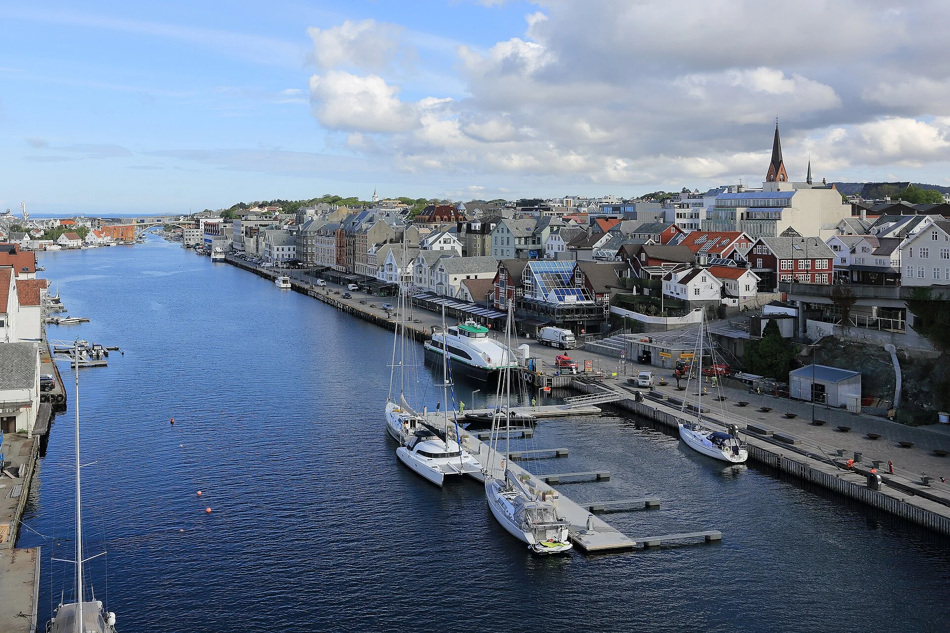 Blick von der Risøy-Brücke auf das Zentrum von Haugesund am Smedasundet, Norwegen.