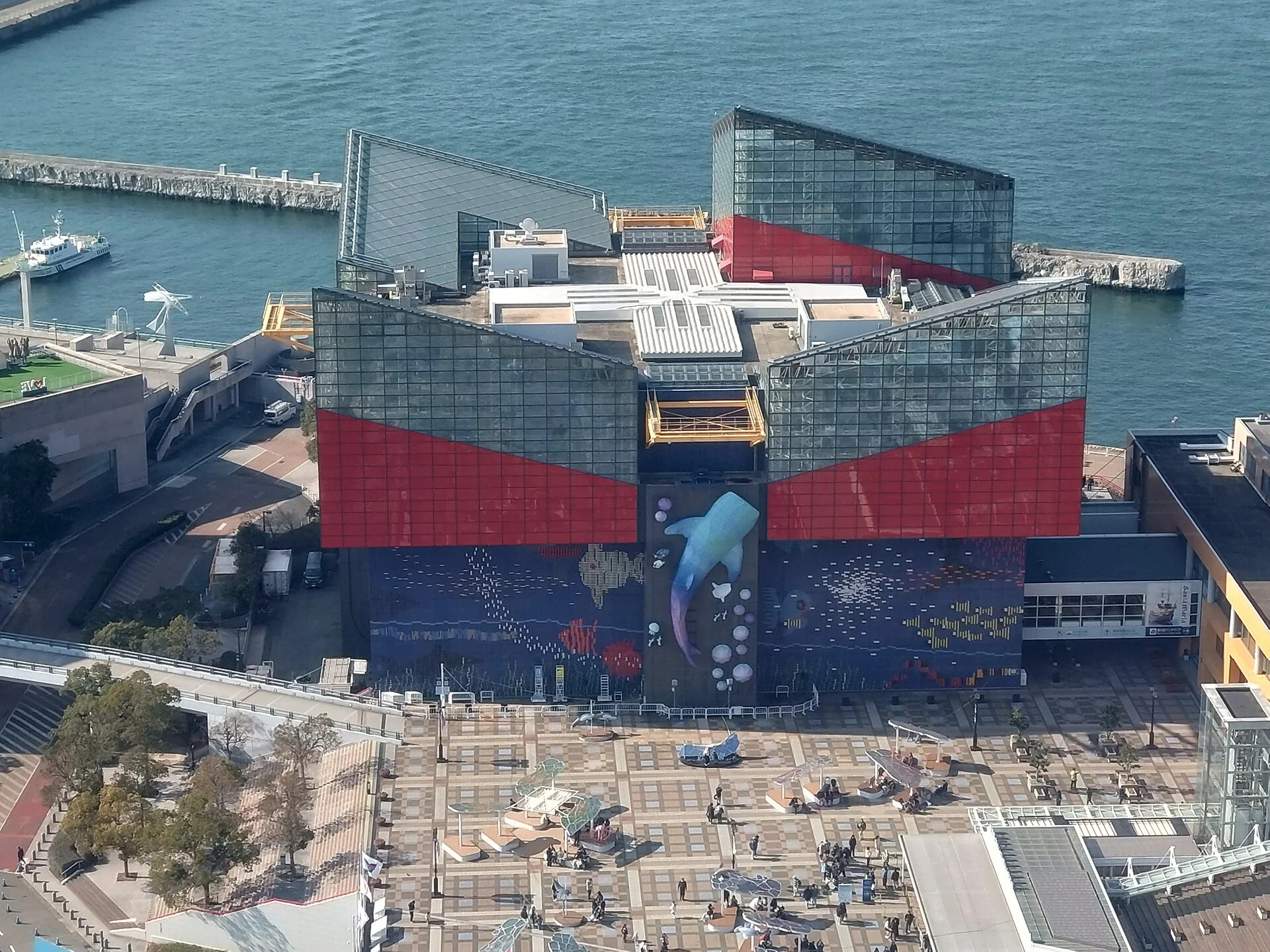 Das Aquarium Kaiyukan in der Hafenbucht von Osaka