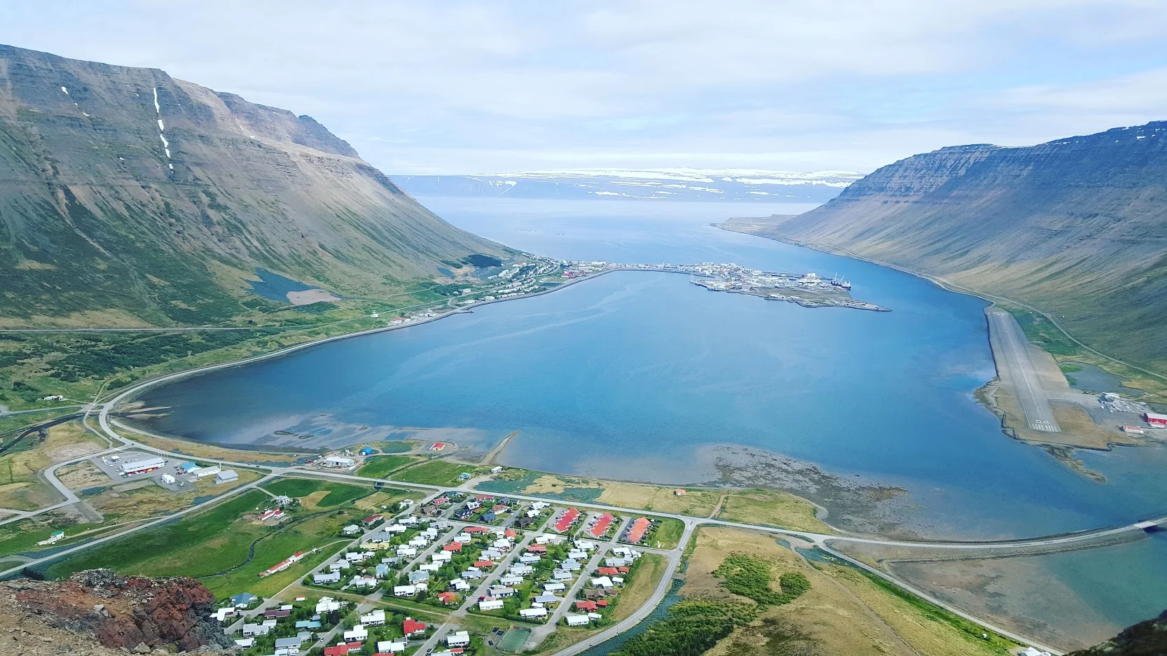 Blick über den Skutulsfjörður mit Ísafjörður auf der Sandbank