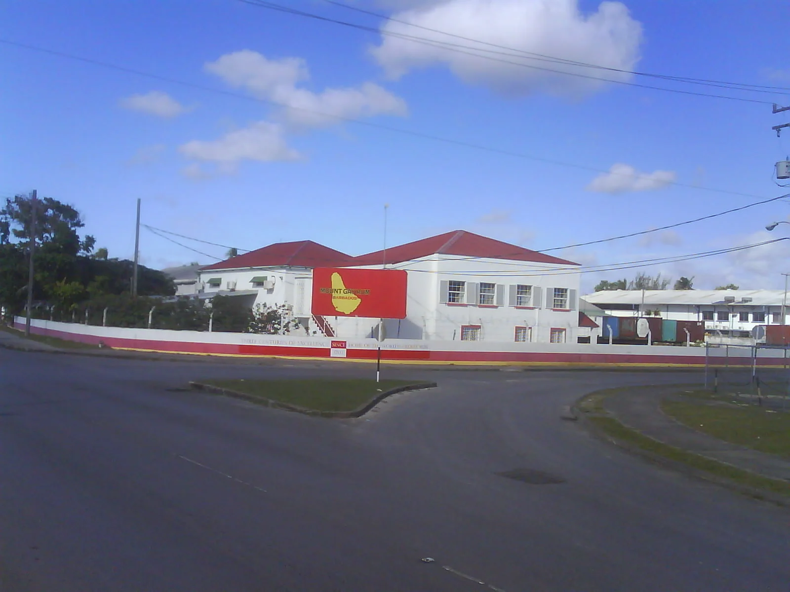 Das Besucherzentrum von Mount Gay an der Küstenstraße nördlich von Bridgetown