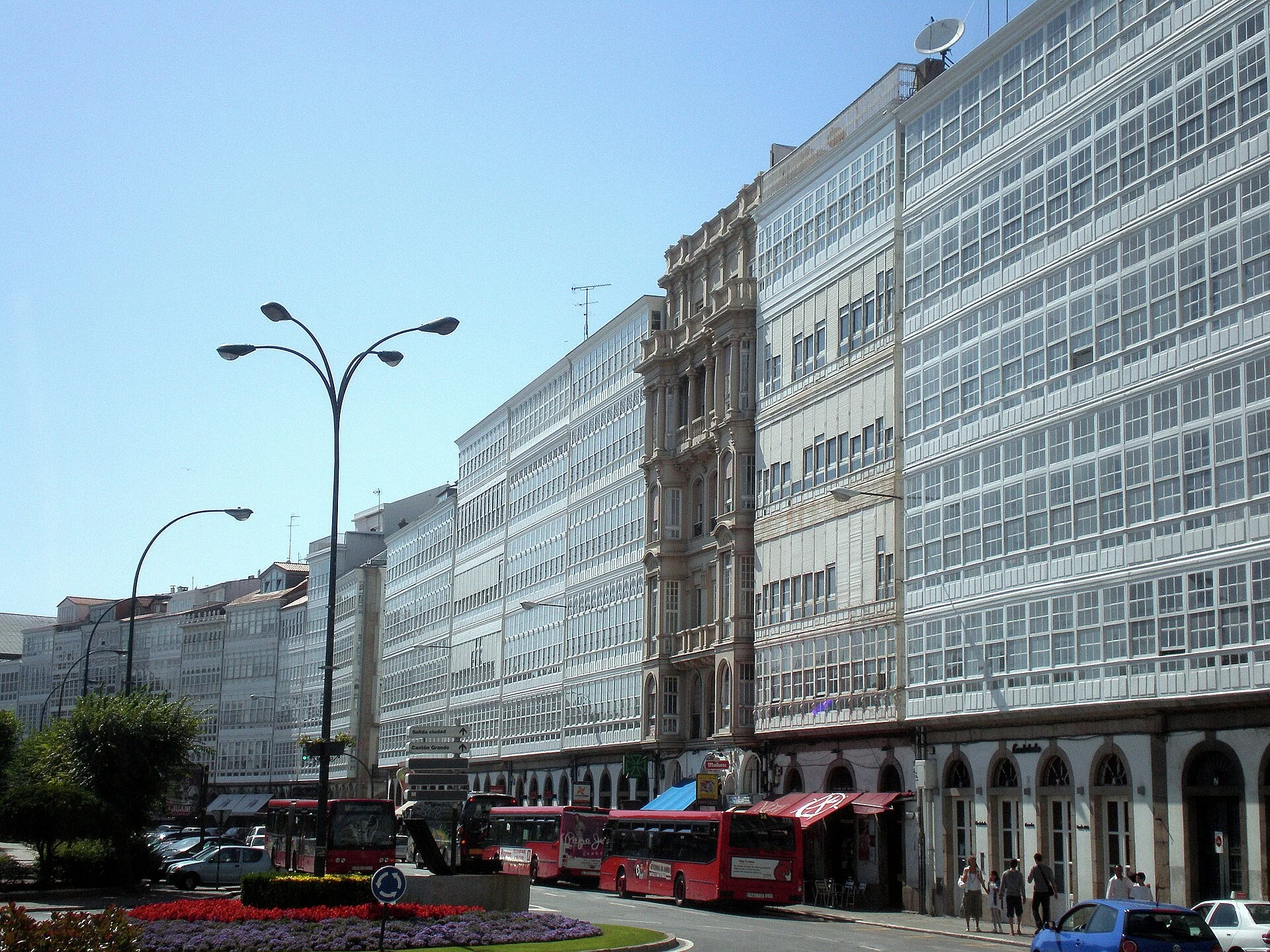 Die verglasten Balkone an der Avenida da Mariña in A Coruña
