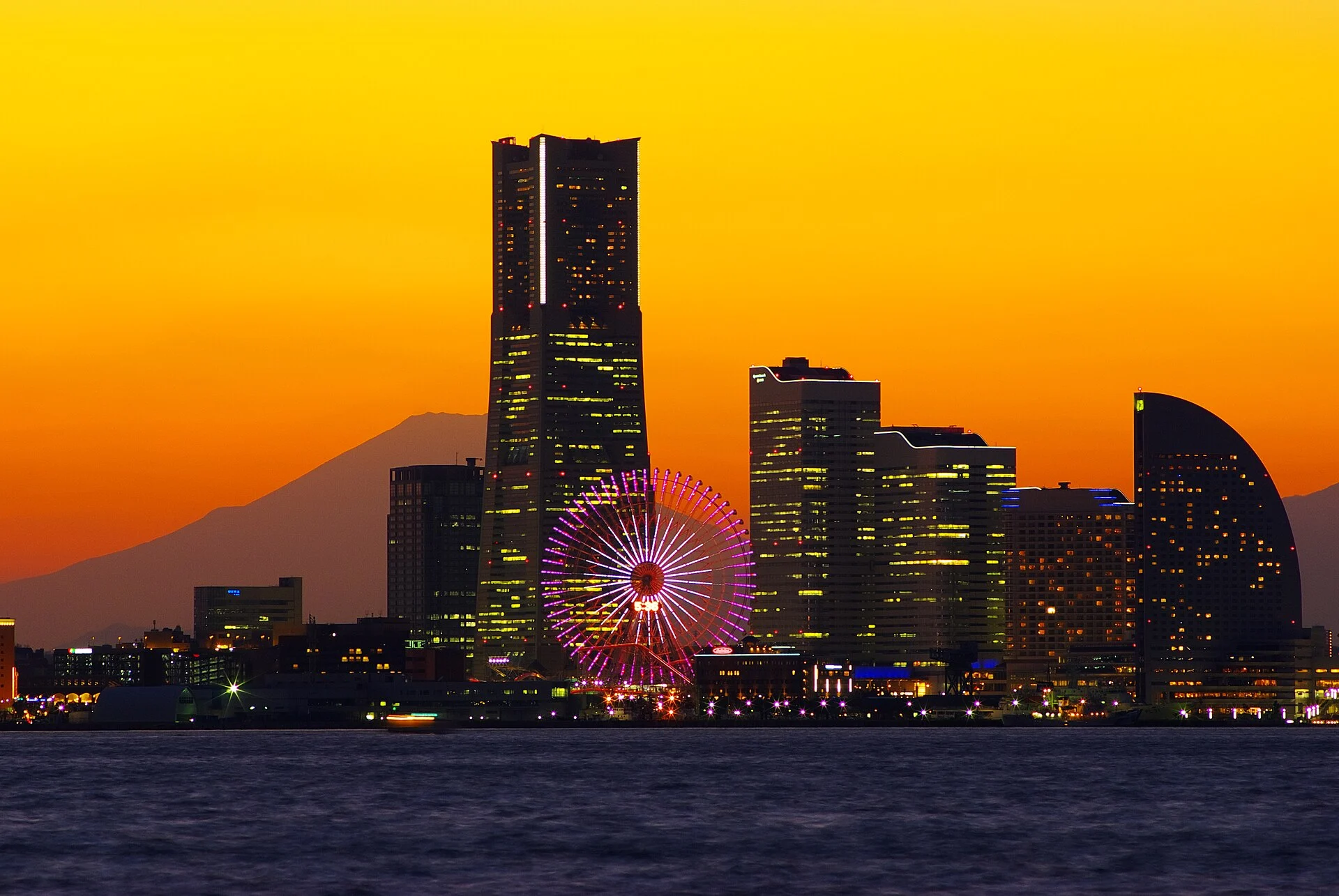 Die Skyline von Minato Mirai mit Riesenrad und Fuji im Abendlicht