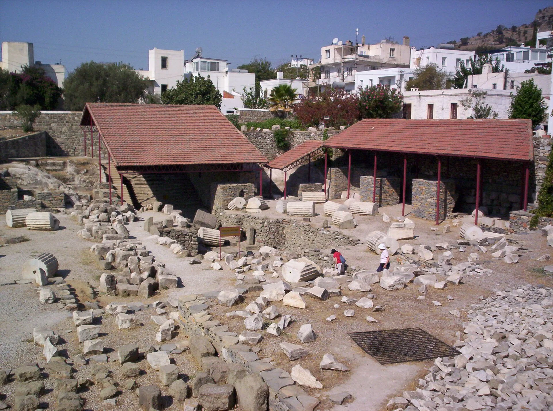 Das Ausgrabungsgelände des Mausoleums von Halikarnassos in Bodrum mit Säulenresten