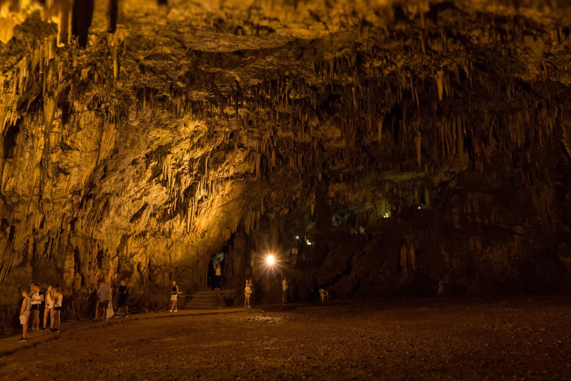 Die beleuchtete Tropfsteinhalle der Drogarati-Höhle