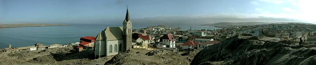 Blick von der Felsenkirche über Lüderitz und die Bucht