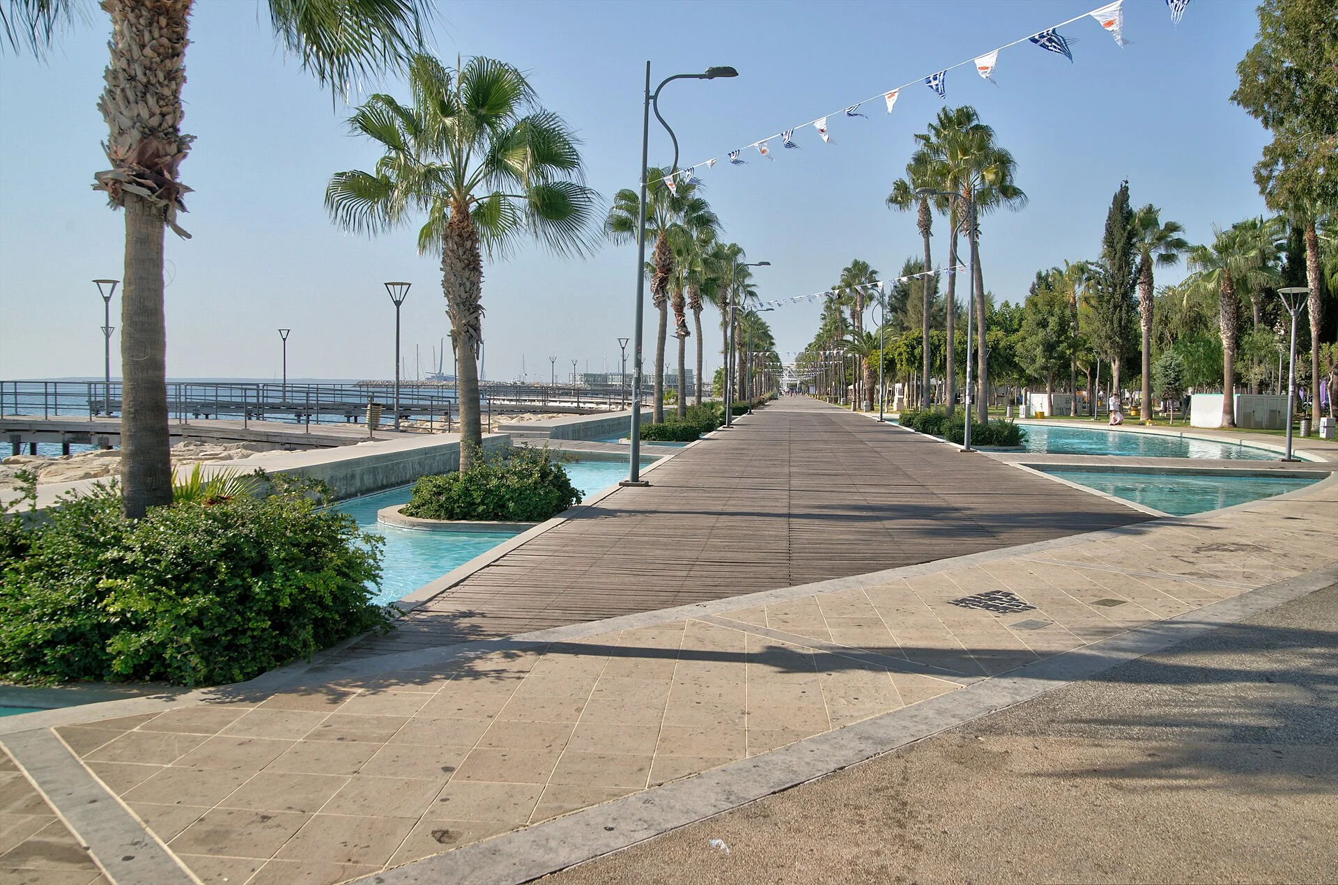 Die Molos-Promenade in Limassol mit Palmen und Salzwasserbecken