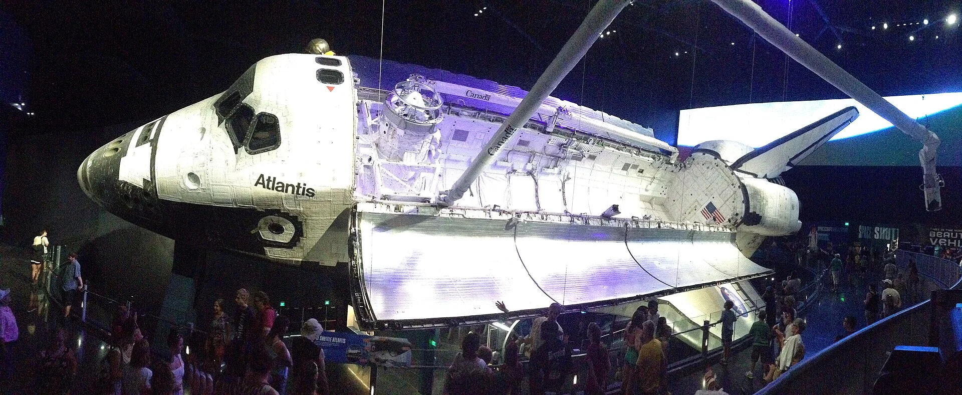 Das Space Shuttle Atlantis mit geöffneter Ladebucht in der Ausstellung des Kennedy Space Center