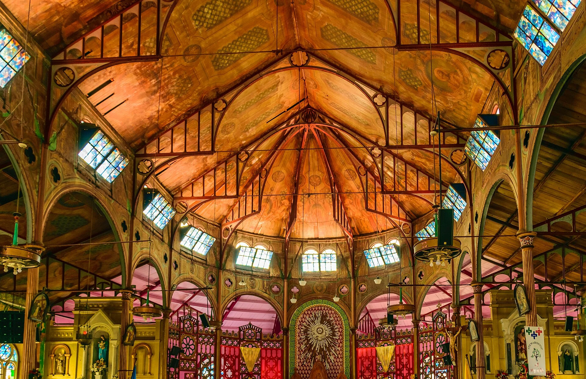 Die bunt ausgemalte Decke der Kathedrale von Castries auf St. Lucia