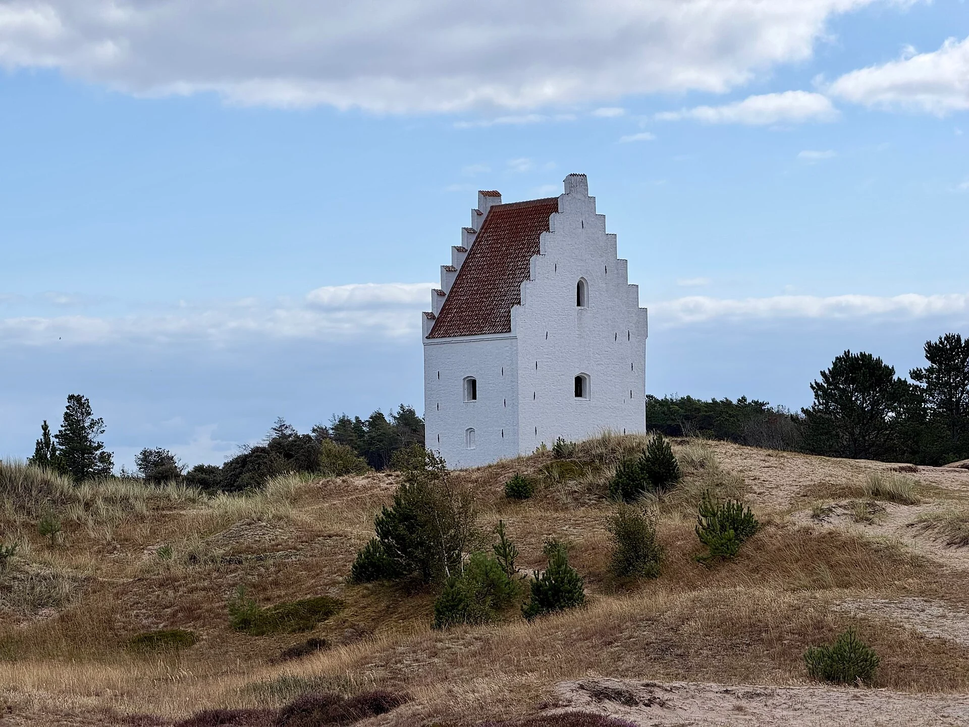 Der weiß gekalkte Turm der versandeten Kirche auf der Düne bei Skagen