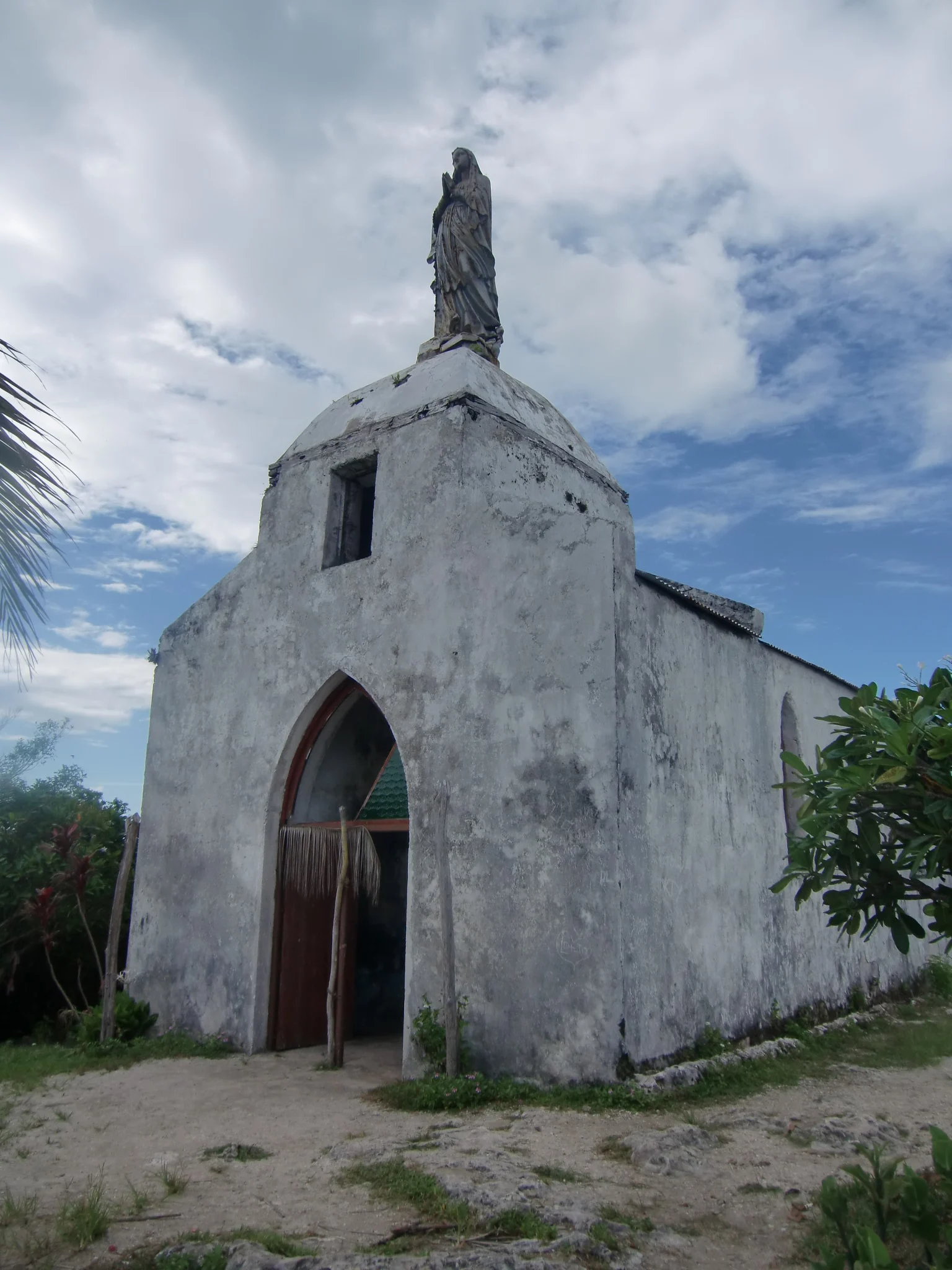 Die Kapelle Notre-Dame de Lourdes über der Baie de Santal auf Lifou
