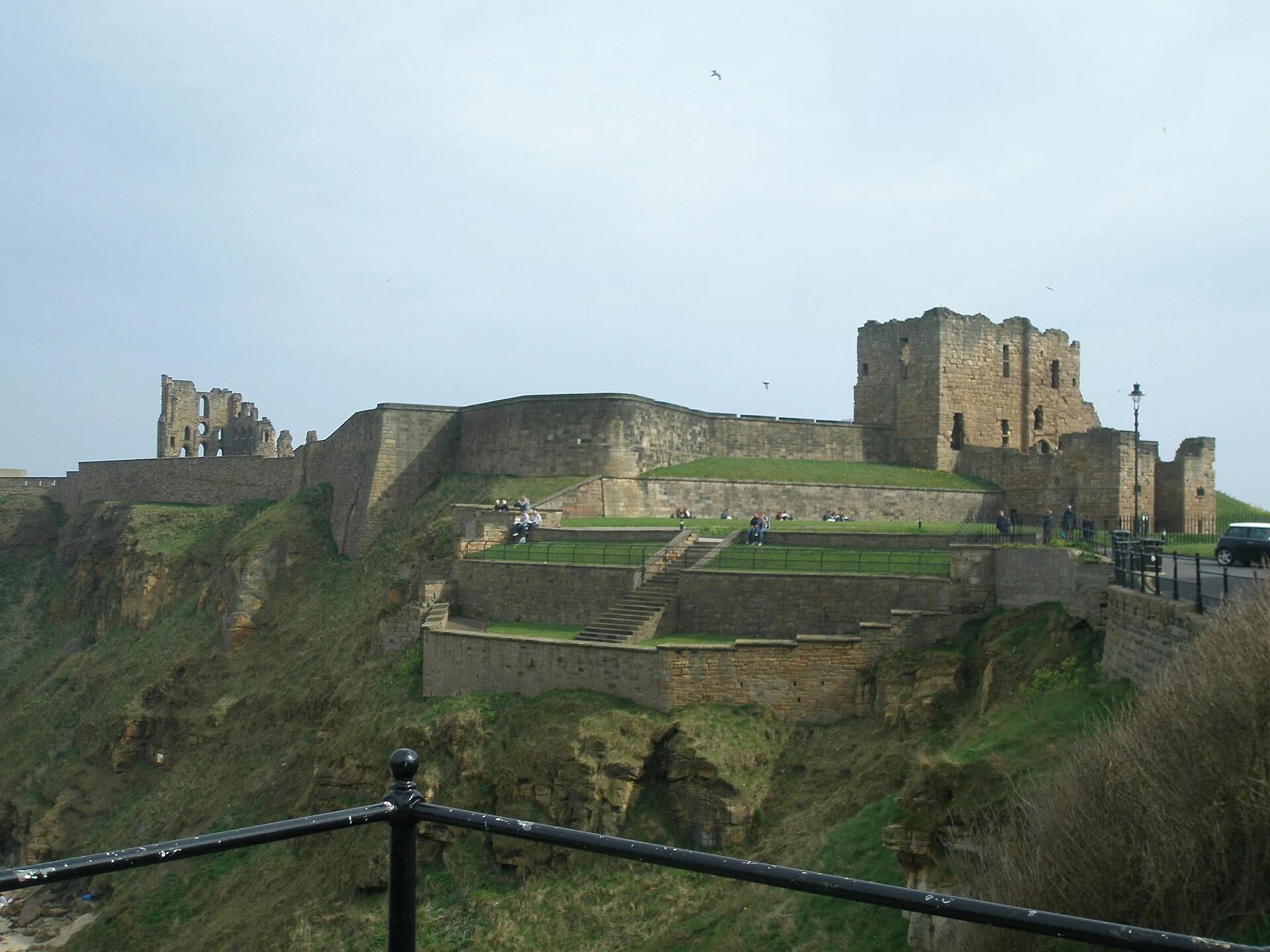 Tynemouth Priory and Castle auf der Felsklippe, Blick von Norden auf Torhaus, Wehrmauern und Klosterruine.