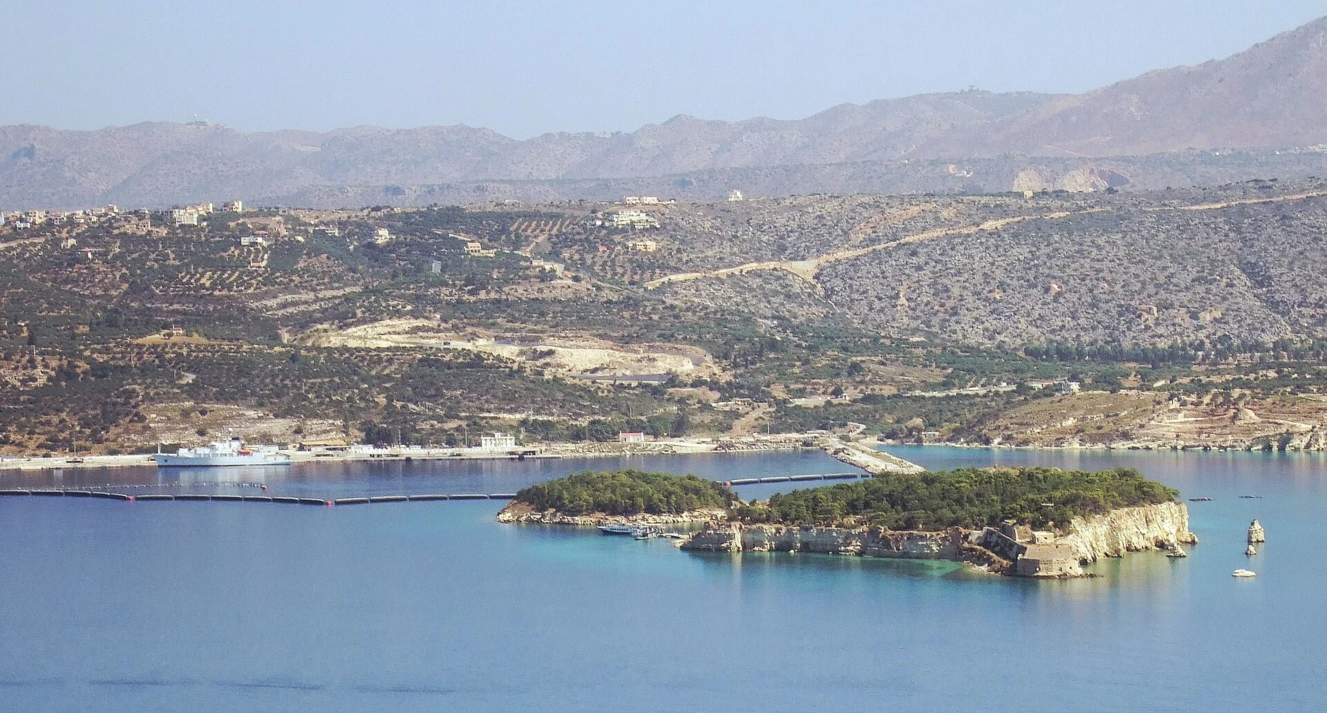 Blick über die Bucht von Souda auf Kreta mit den Inseln Souda und Leon vor der Hafenanlage.