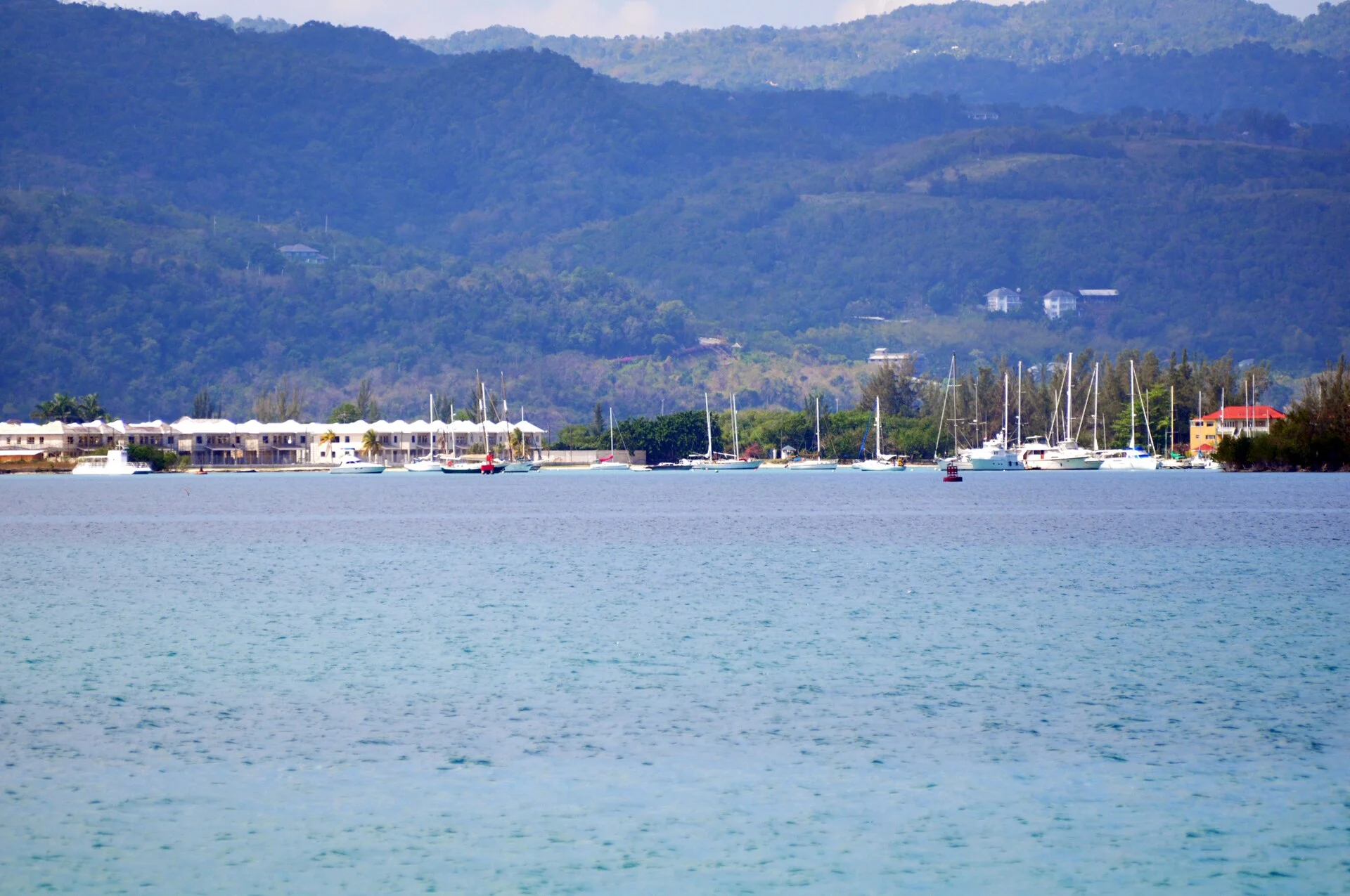 Die Bucht von Montego Bay mit Booten vor bewaldeten Hügeln