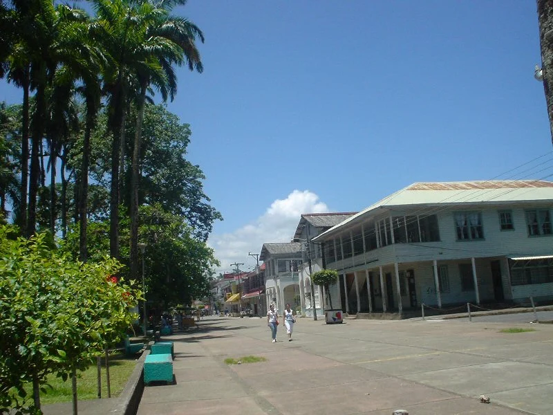 Die Uferpromenade von Puerto Limón mit Palmen