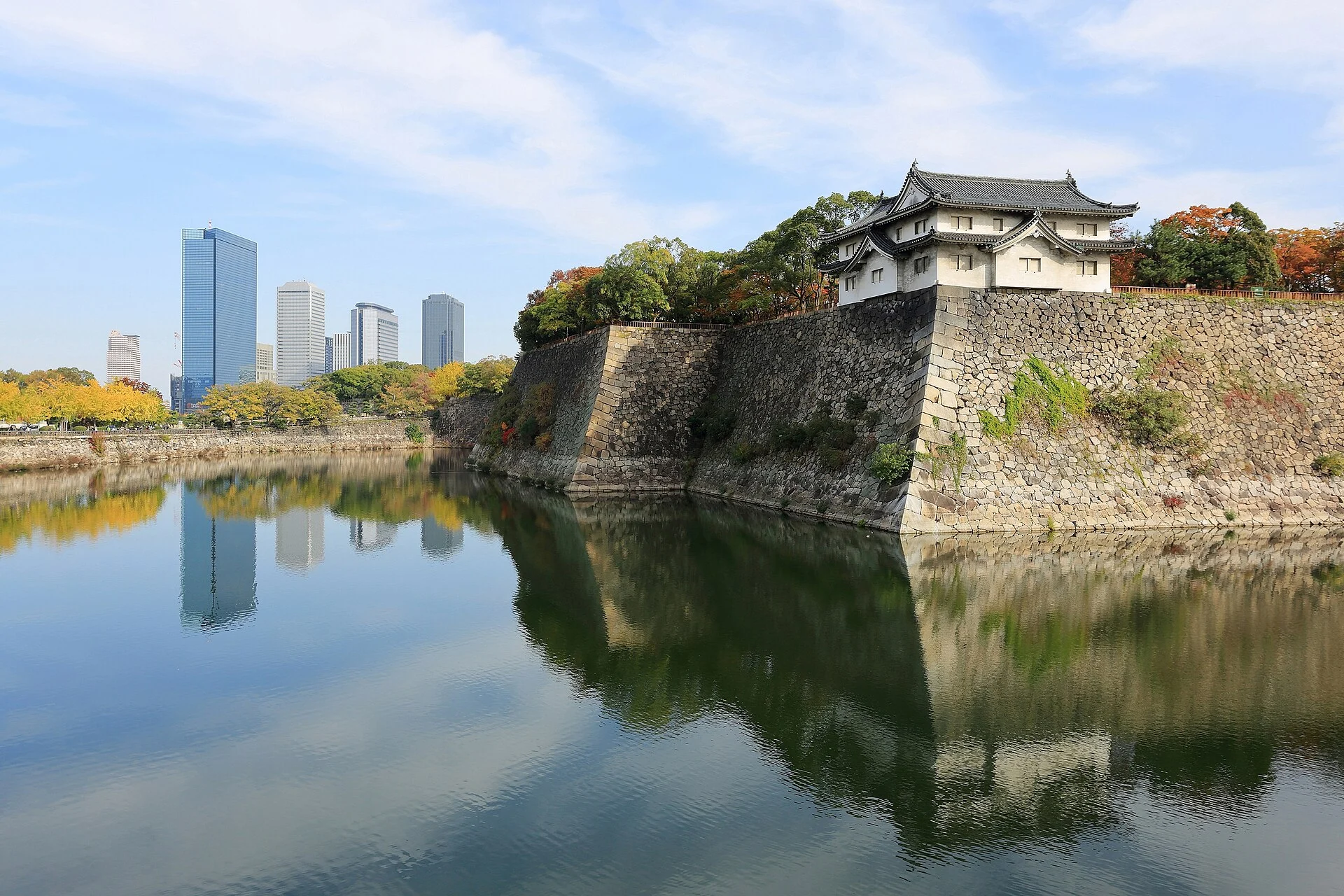 Die Burg Osaka über ihrem Wassergraben