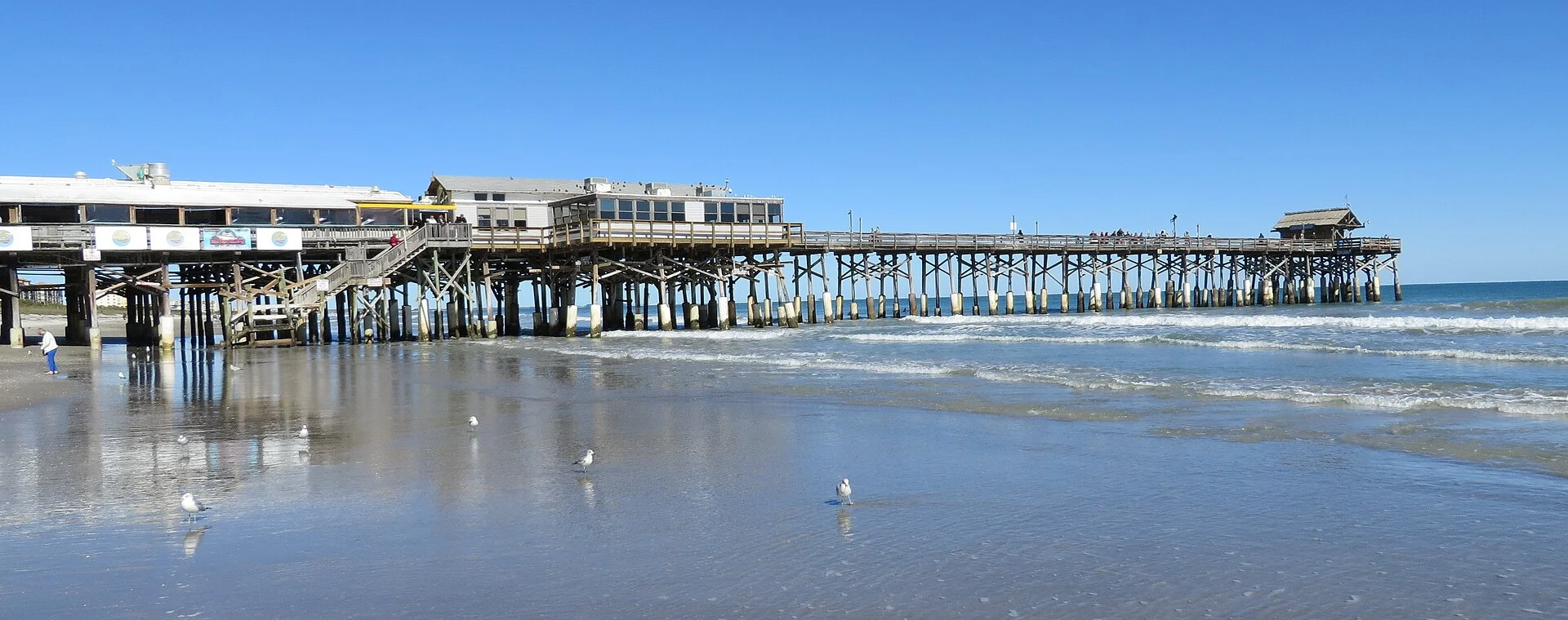 Der Cocoa Beach Pier über dem Strand an Floridas Space Coast