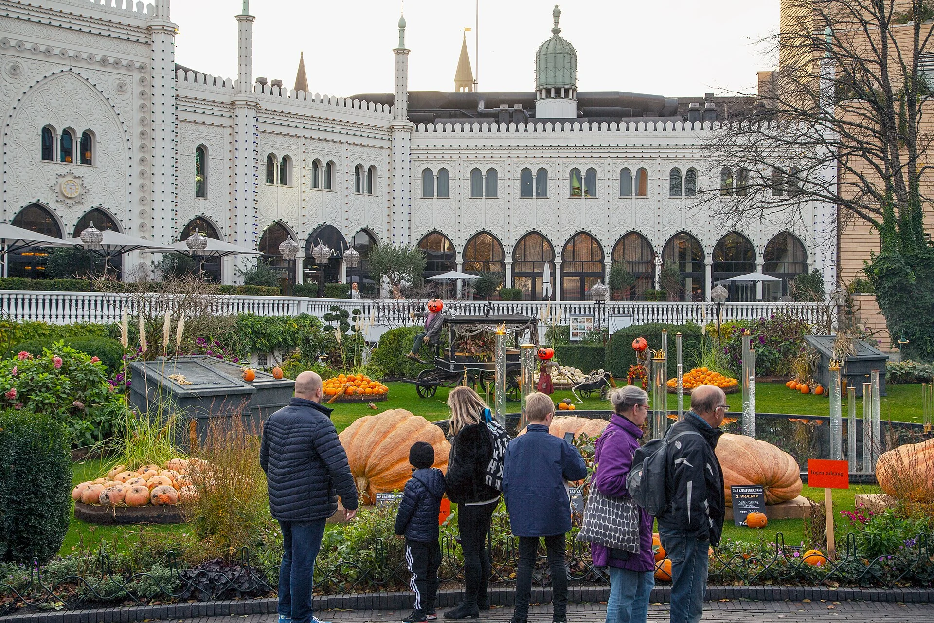 Der maurisch gestaltete Nimb-Palast im Tivoli in Kopenhagen mit Kürbisdekoration zur Halloween-Zeit.