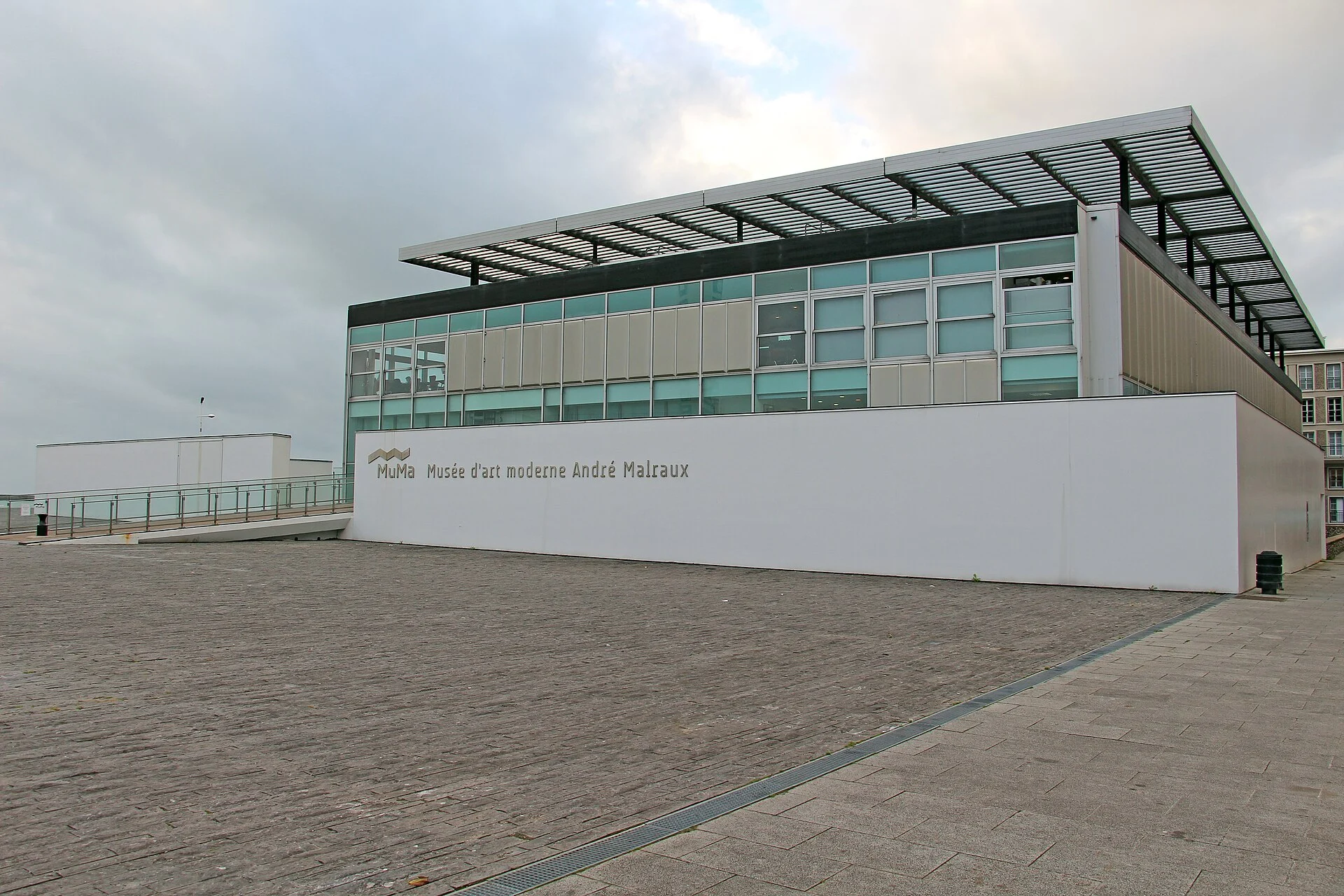 Das MuMa – Musée d'art moderne André Malraux in Le Havre mit Namensschriftzug an der Außenwand.