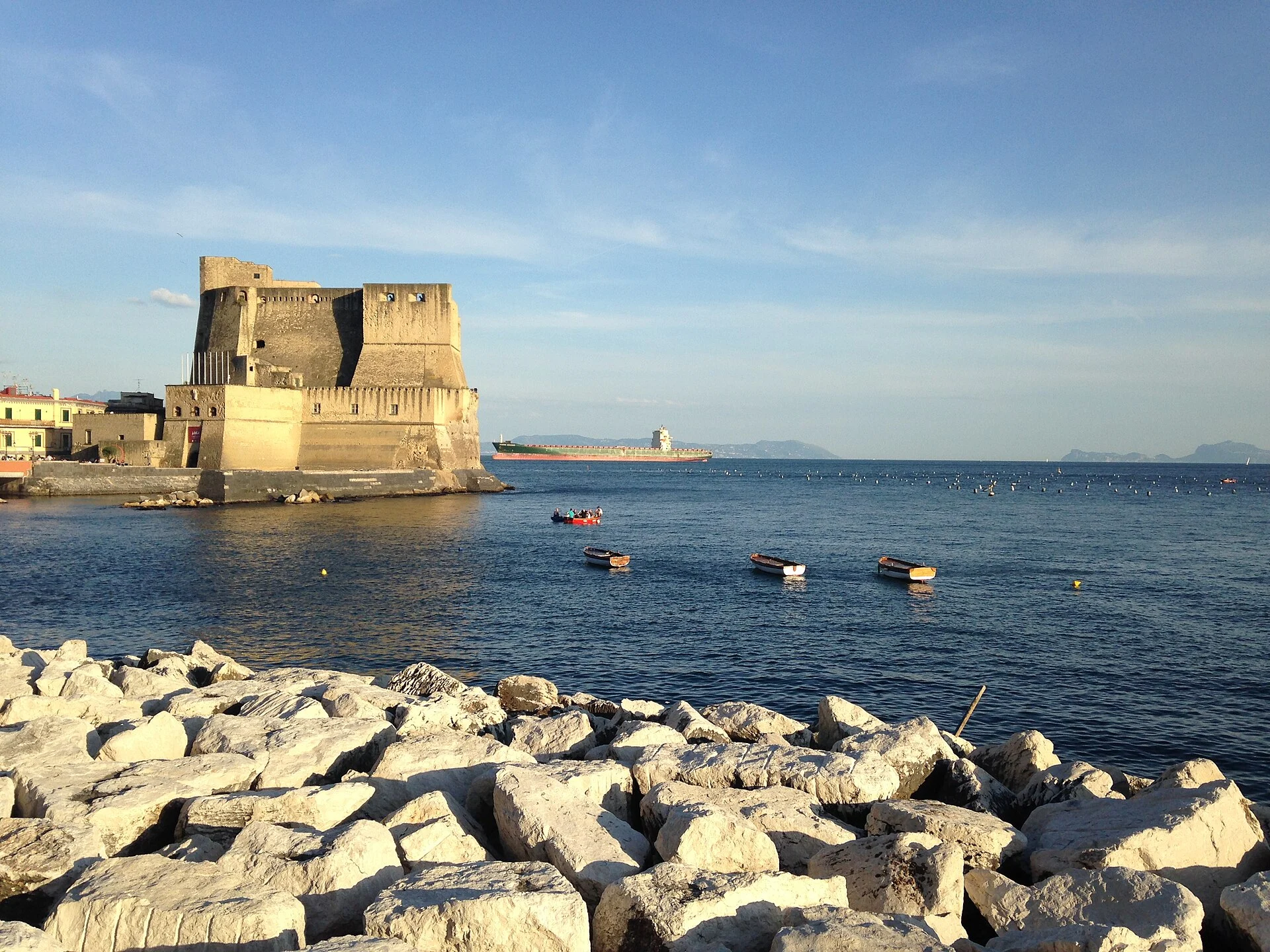 Das Castel dell’Ovo auf seiner Felseninsel im Golf von Neapel