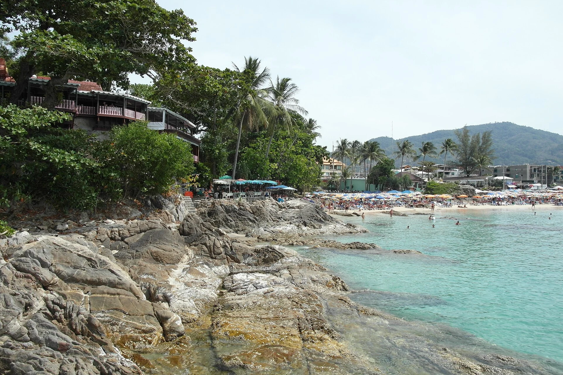 Der Patong Beach an der Westküste Phukets