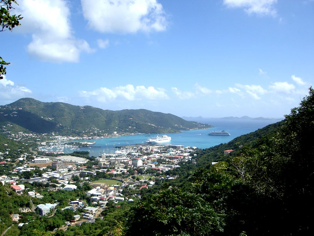 Blick über Road Town auf Tortola mit einem Kreuzfahrtschiff am Kai