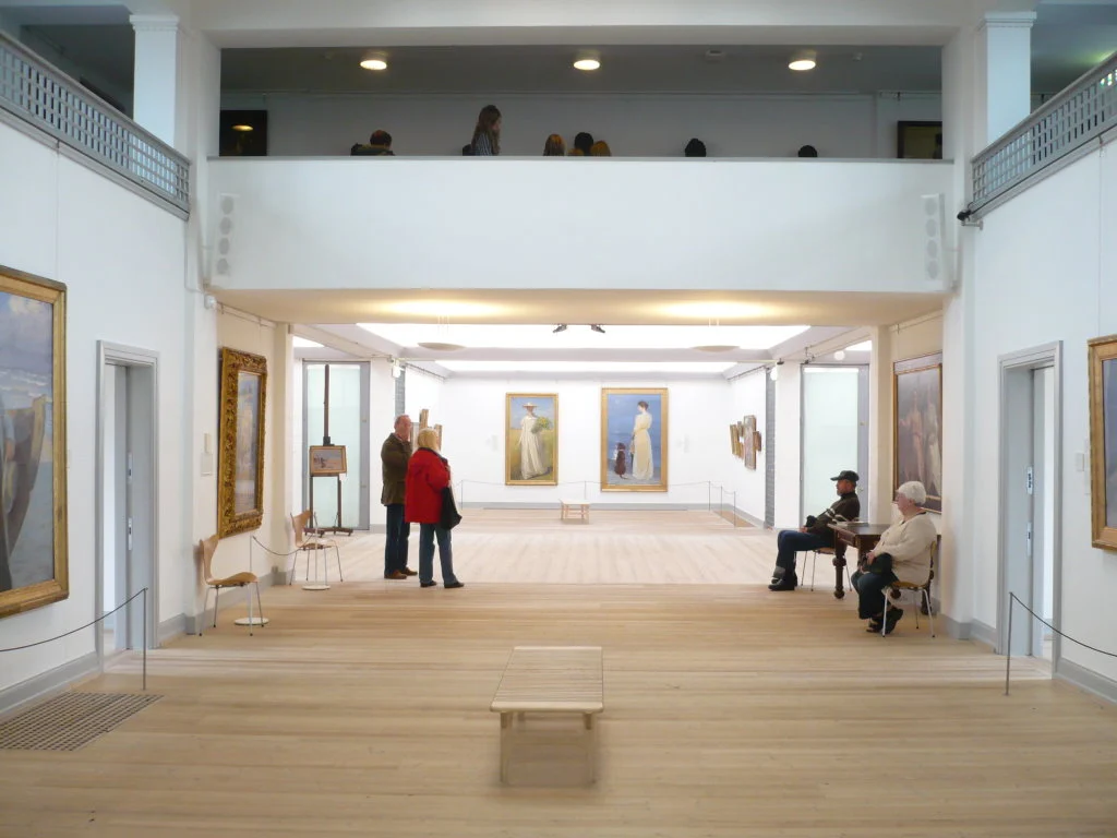 Ausstellungssaal im Skagens Museum mit Gemälden der Skagen-Maler