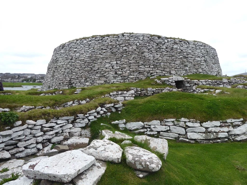 Der eisenzeitliche Rundturm Clickimin Broch in Lerwick mit umliegenden Mauerresten und dem Loch links im Bild.