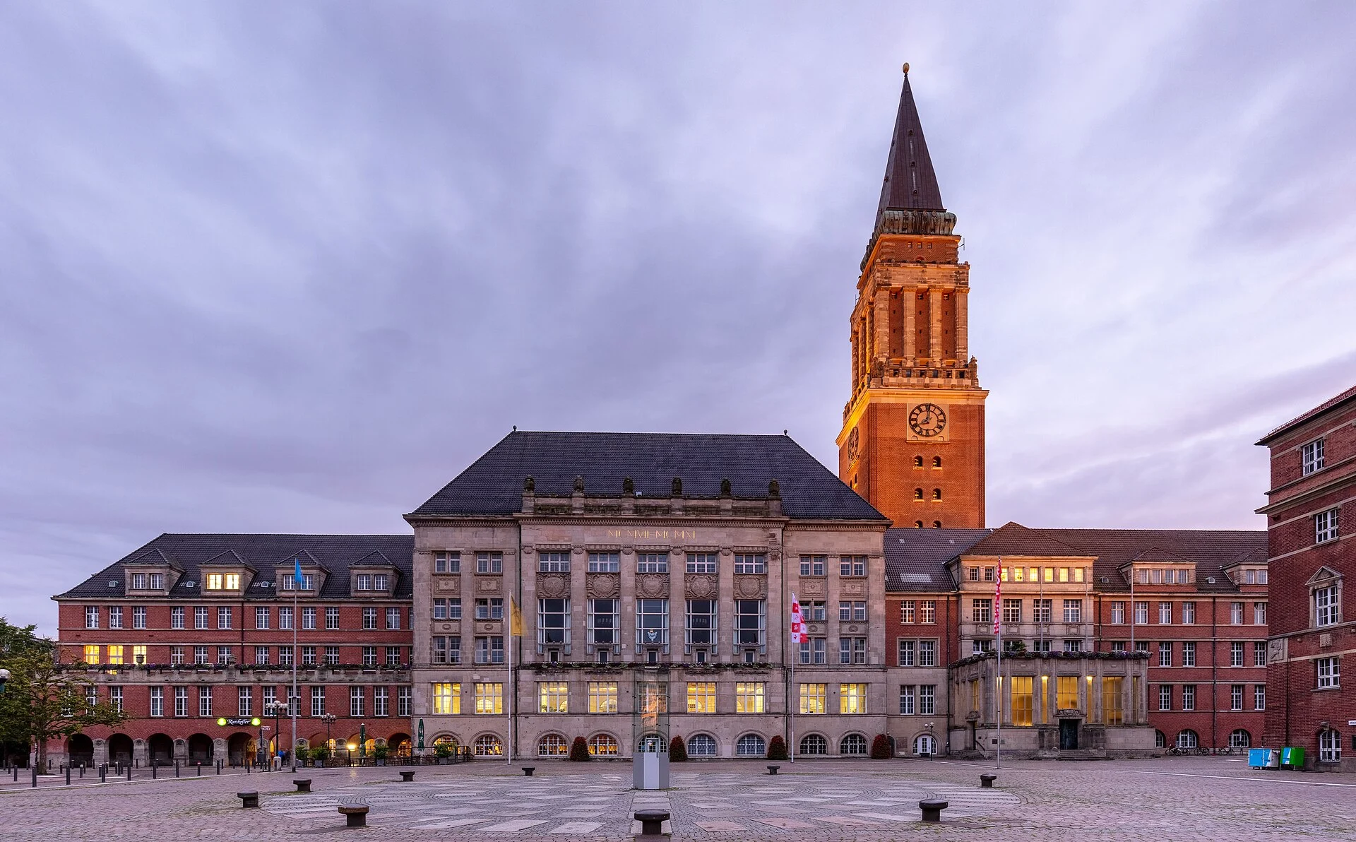 Das Kieler Rathaus mit seinem 106 Meter hohen Turm am Rathausplatz in der Abenddämmerung.