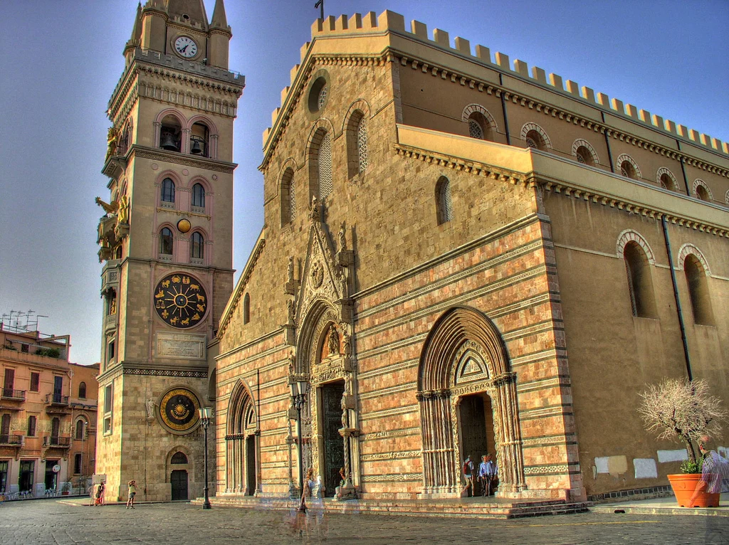 Der Dom von Messina mit dem Glockenturm, an dem die astronomische Uhr hängt