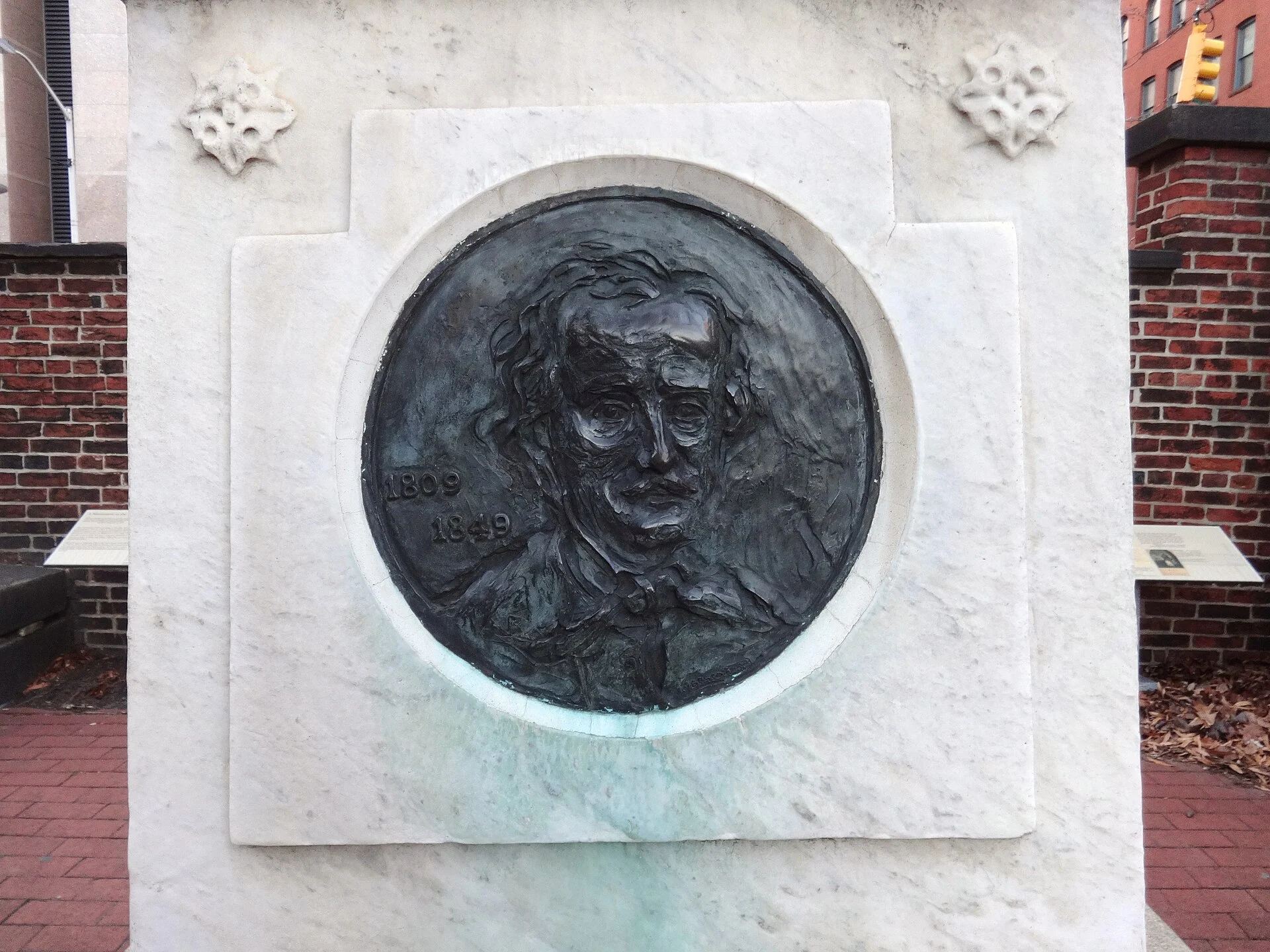 Das Bronzemedaillon am Grab von Edgar Allan Poe auf dem Westminster Burying Ground in Baltimore