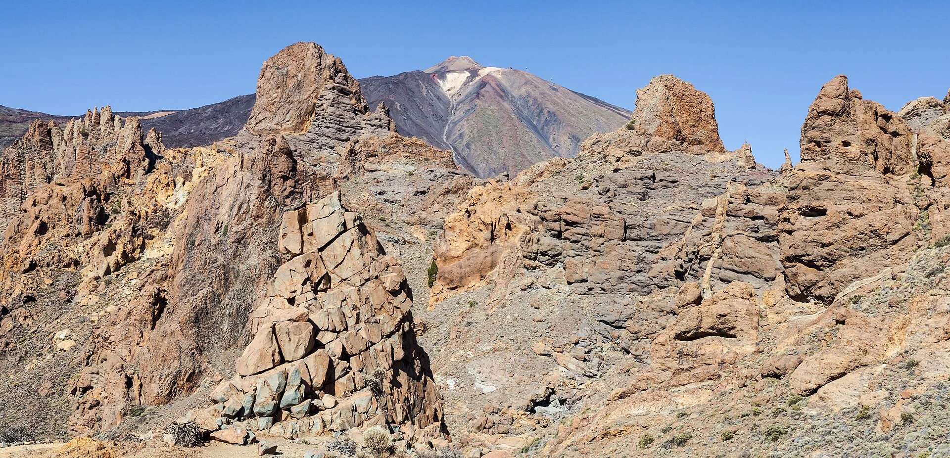Der Teide über den Felsen der Roques de García im Nationalpark