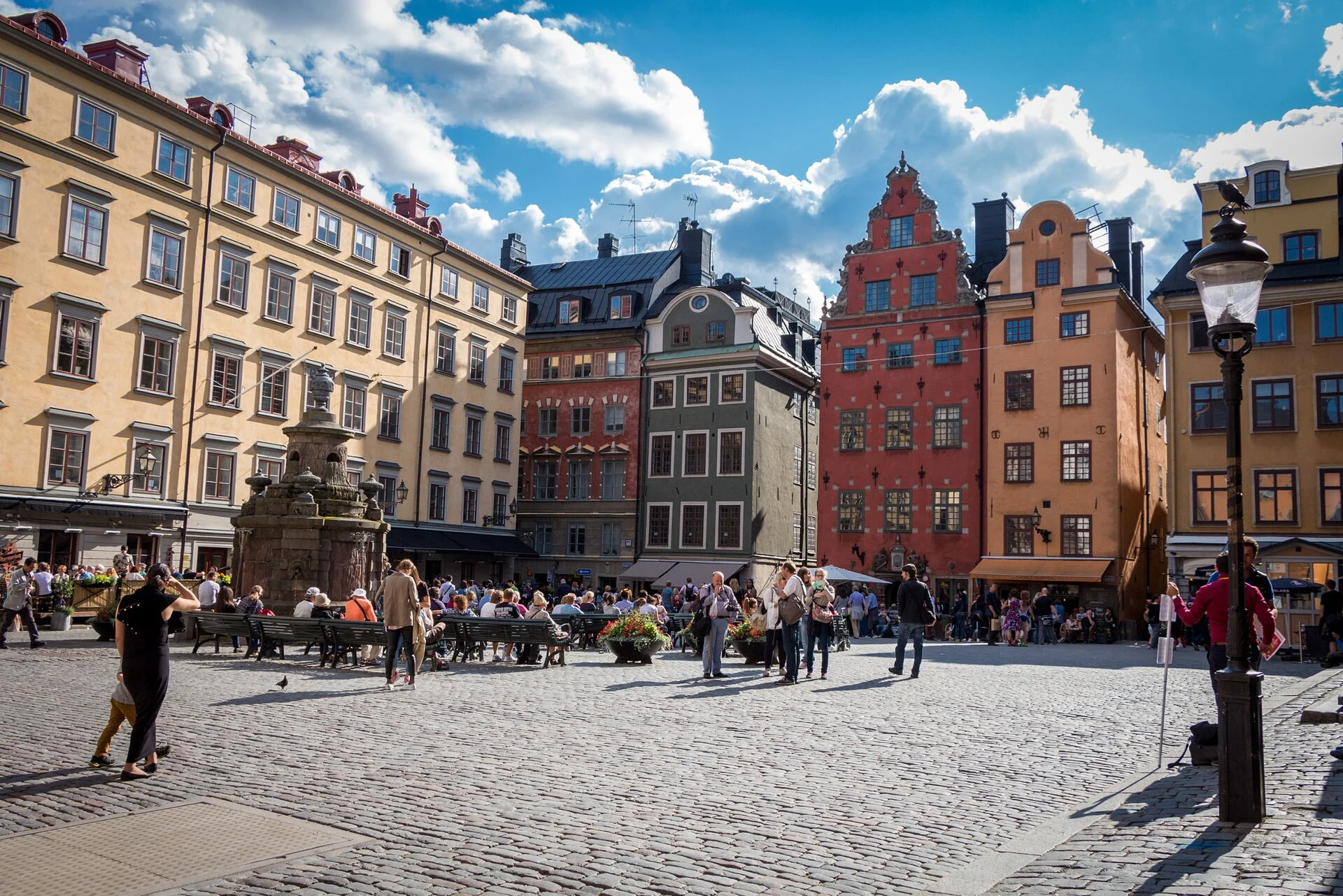 Belebter Stortorget in der Stockholmer Altstadt Gamla Stan mit historischen Giebelhäusern und Straßencafés.
